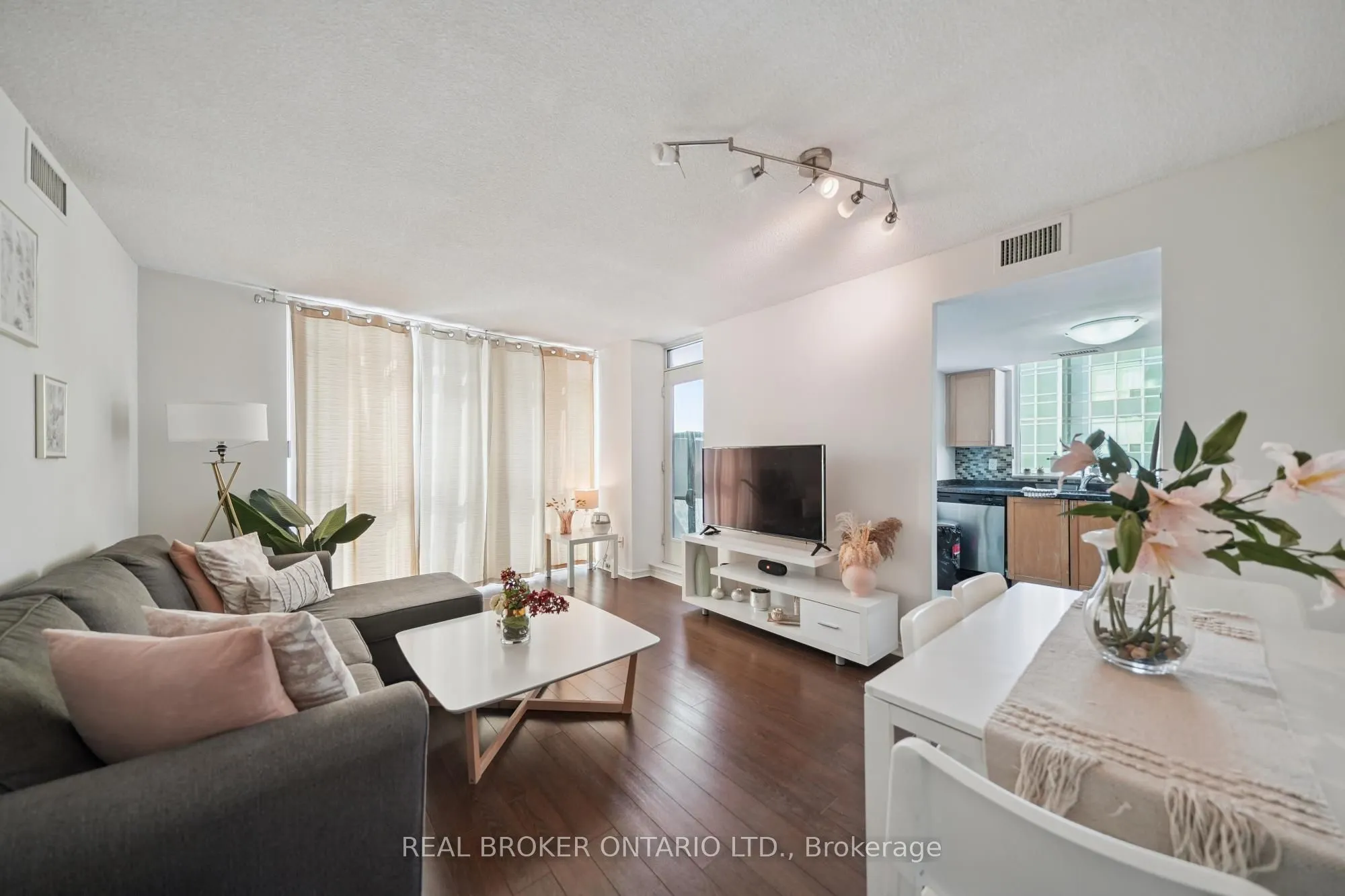 28 Harrison Garden Boulevard #808