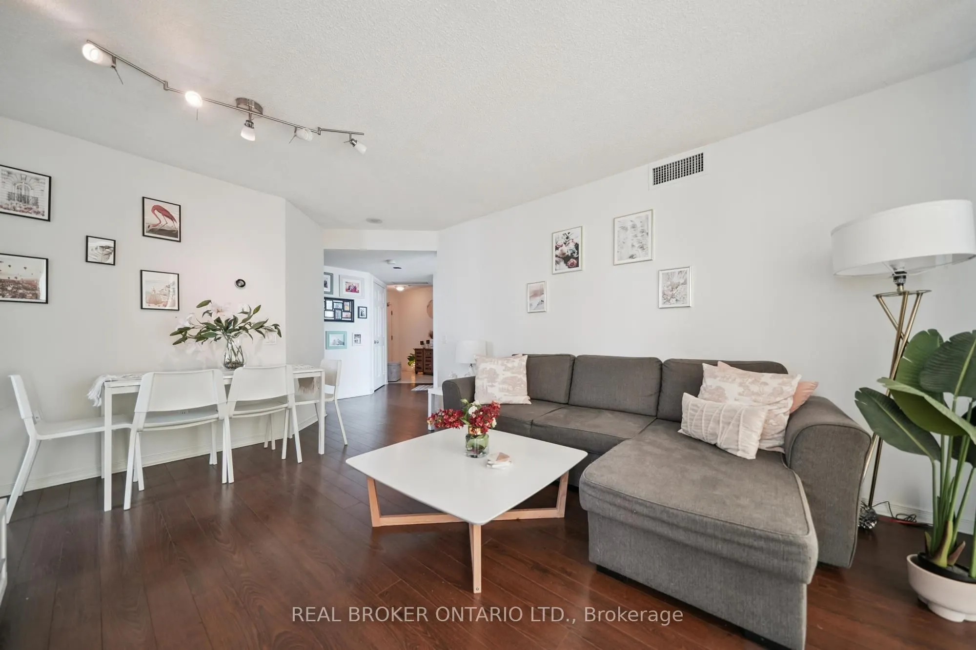28 Harrison Garden Boulevard #808