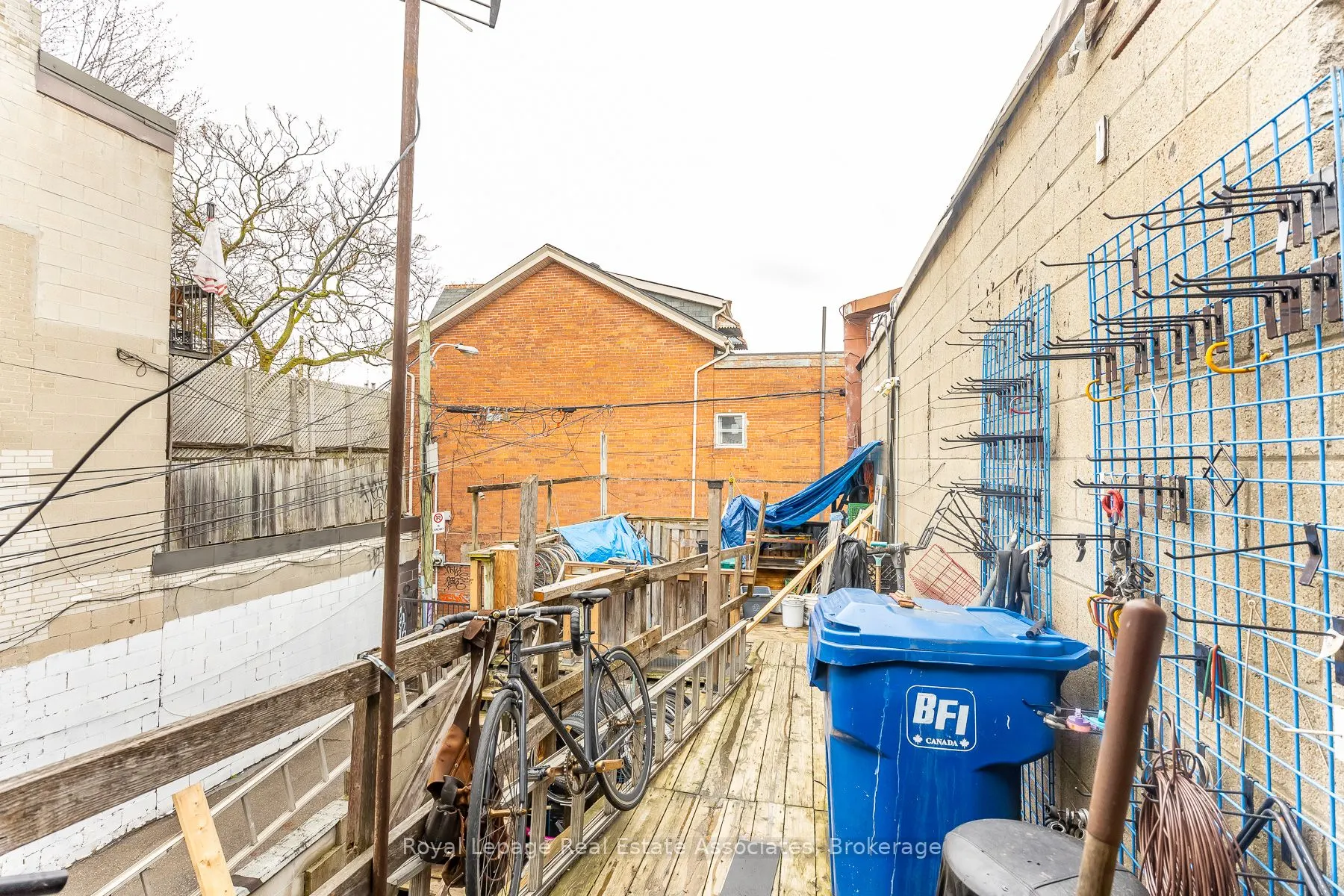 863 Bloor Street W