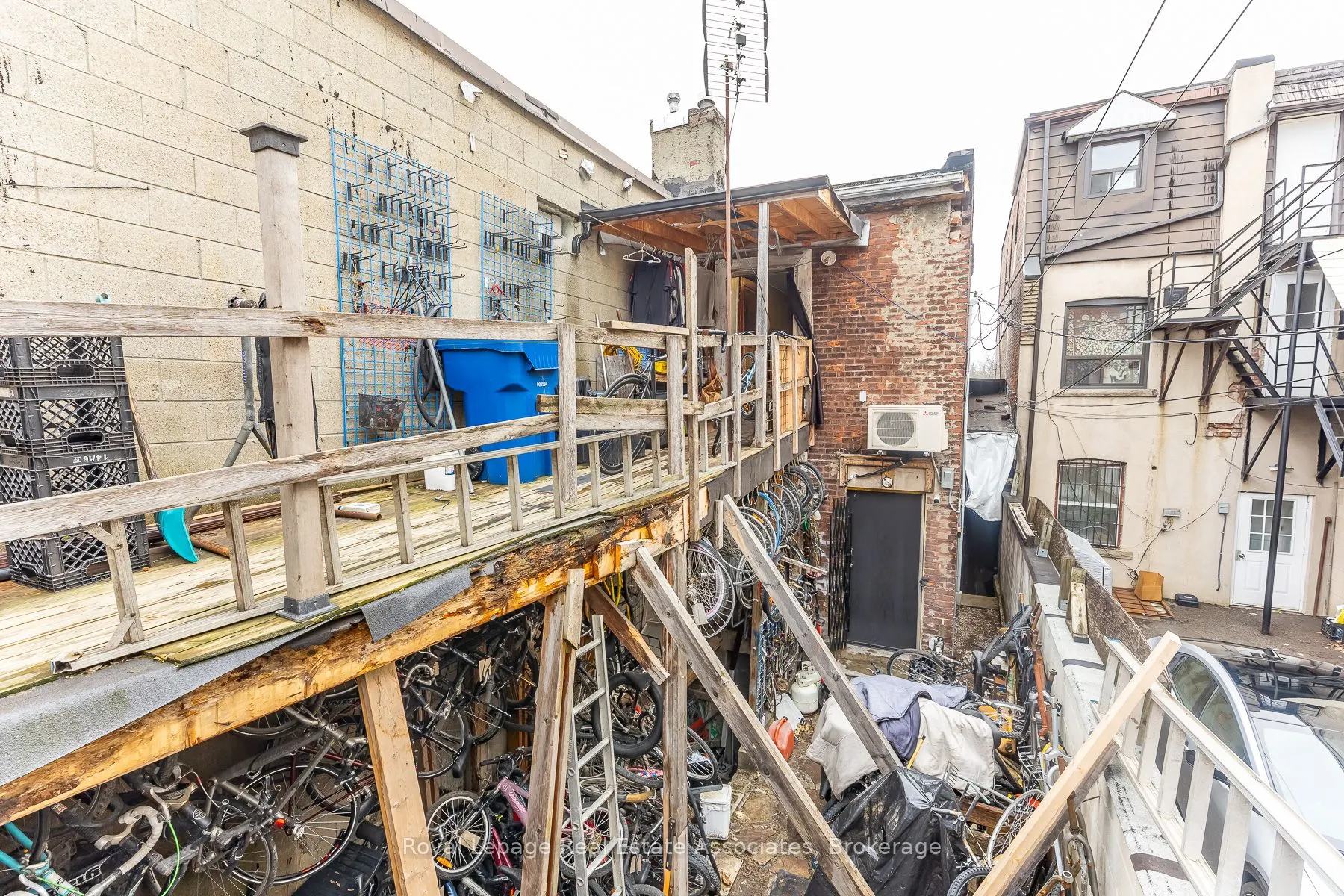 863 Bloor Street W
