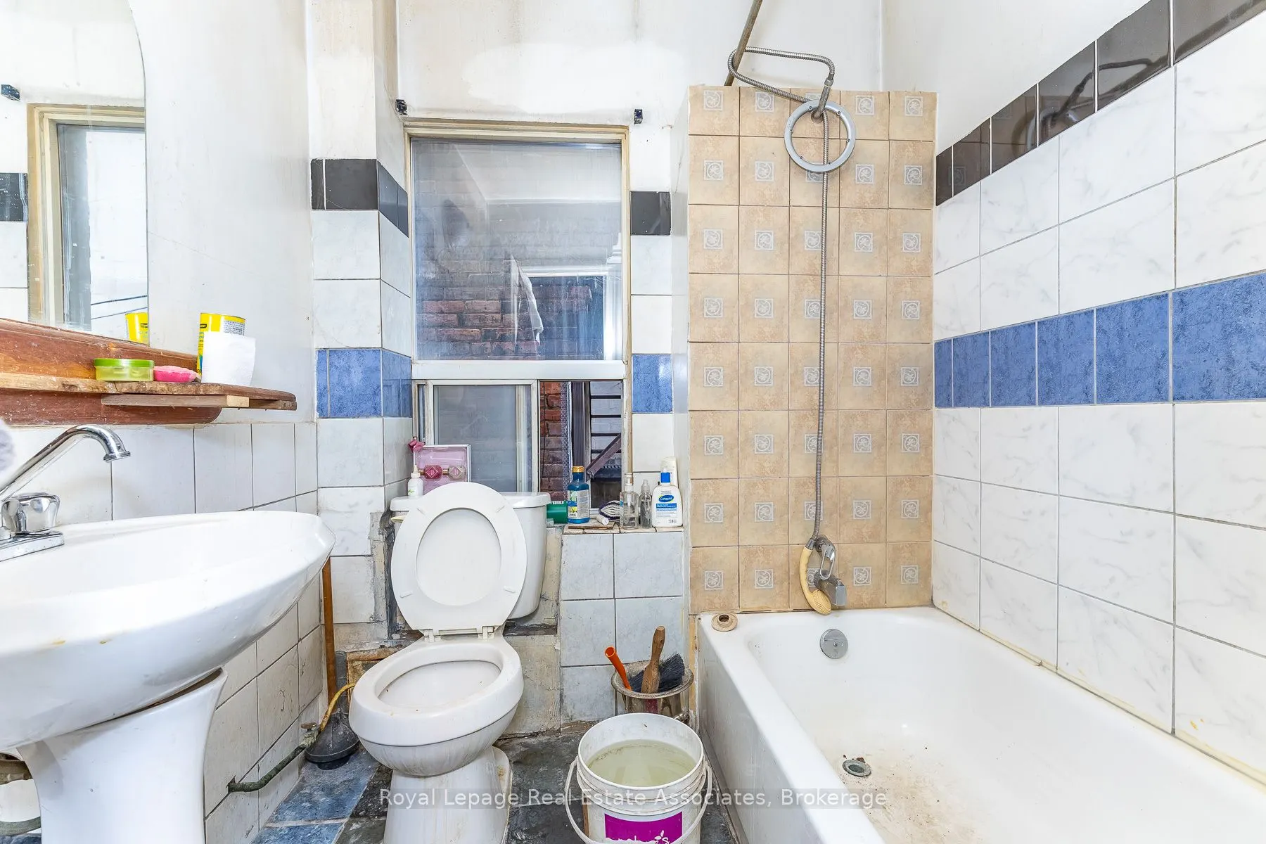 863 Bloor Street W