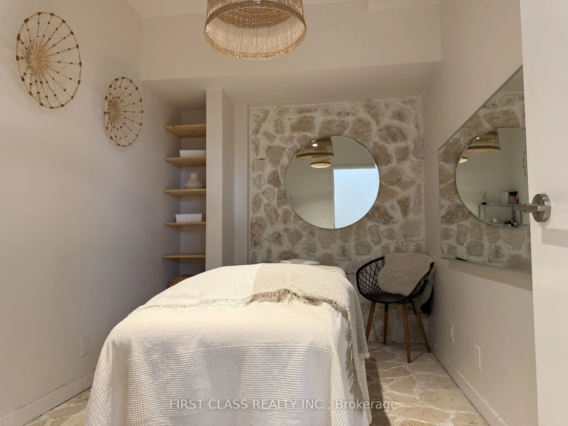 785 Dundas Street W