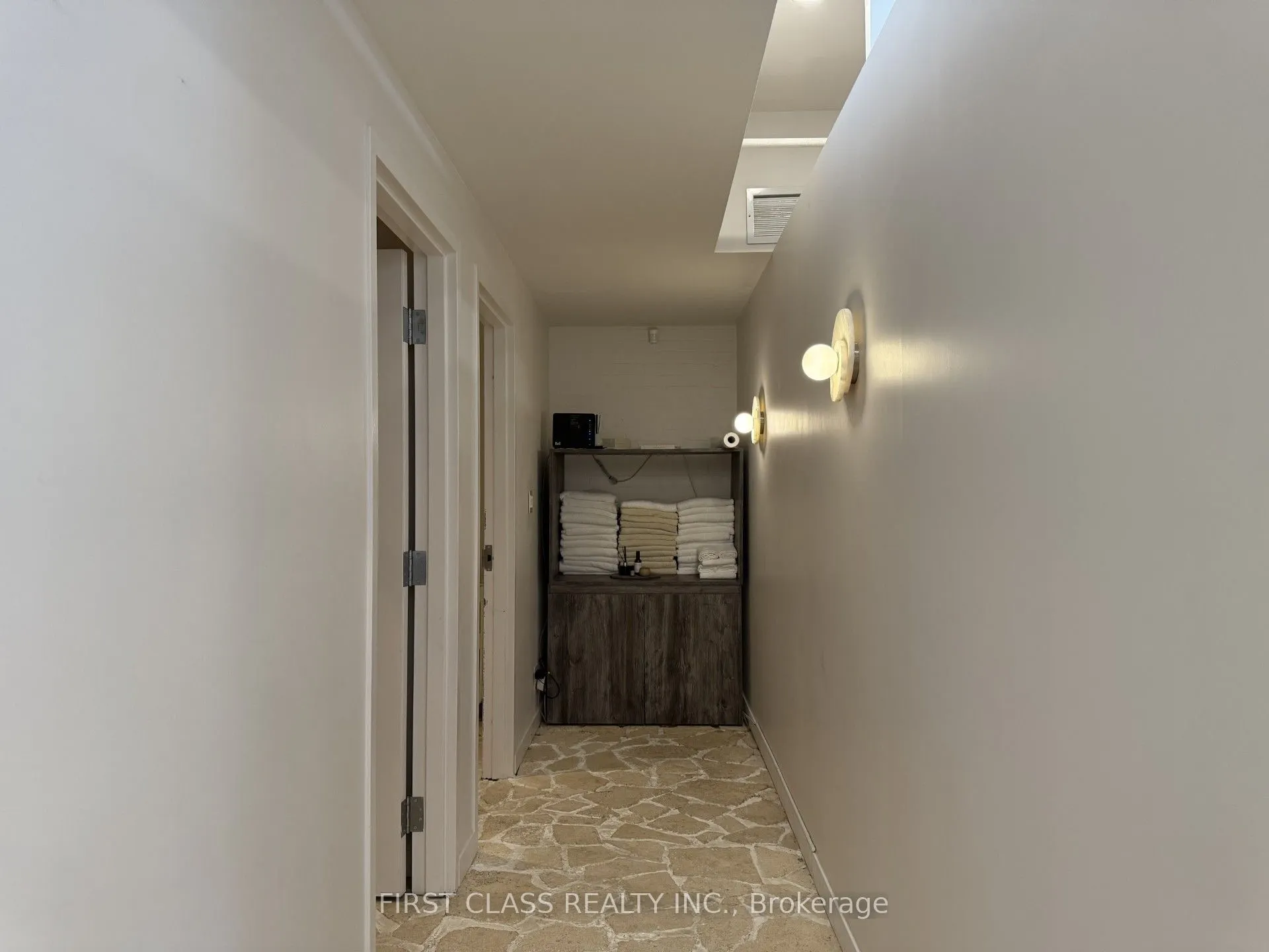 785 Dundas Street W