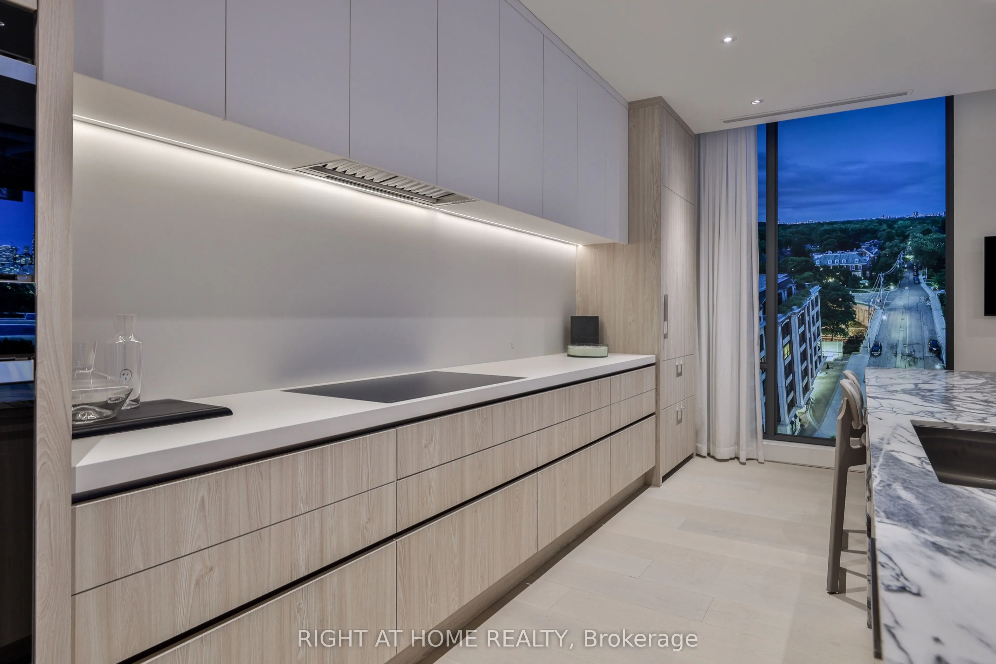 1 Roxborough Street W #403