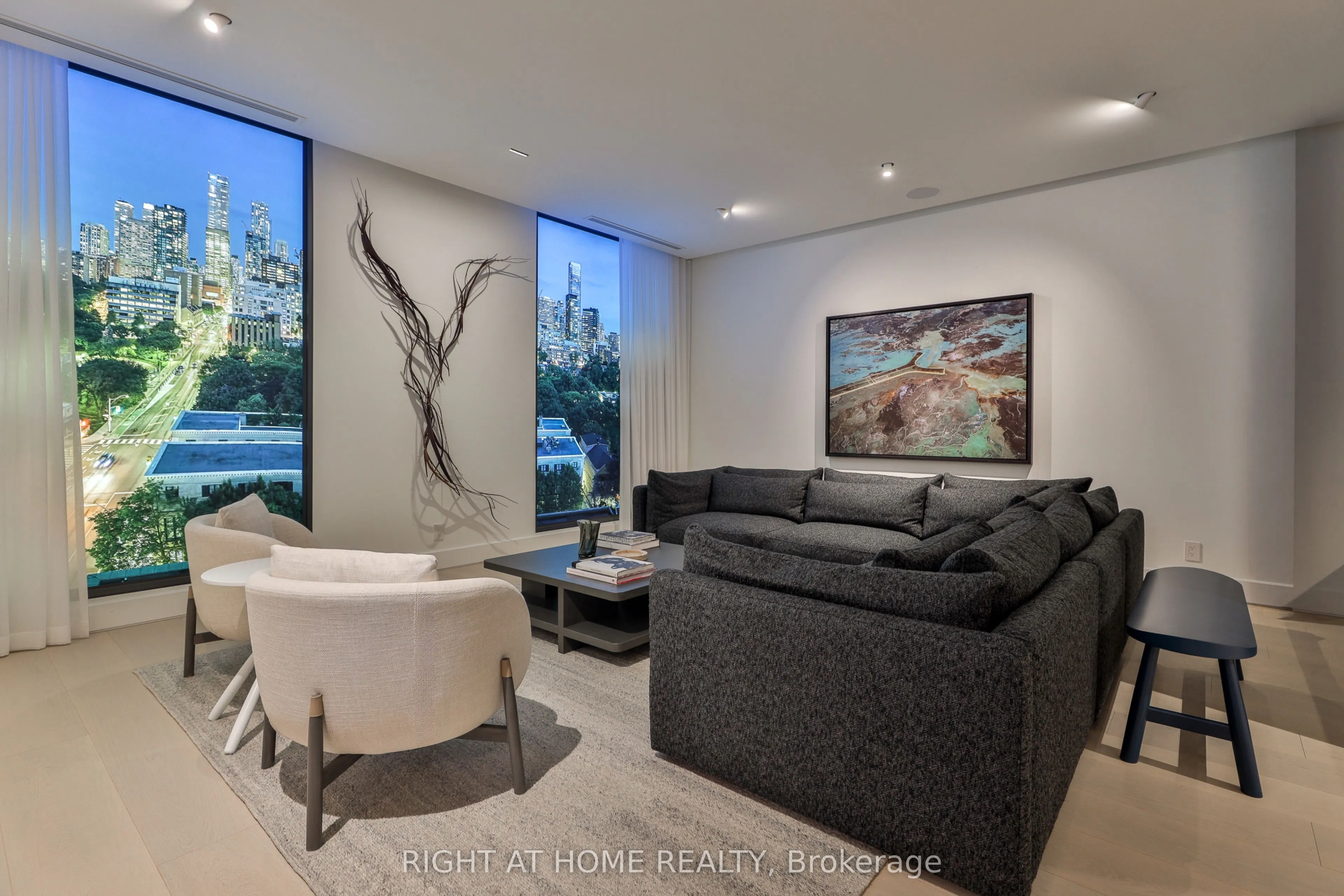 1 Roxborough Street W #403