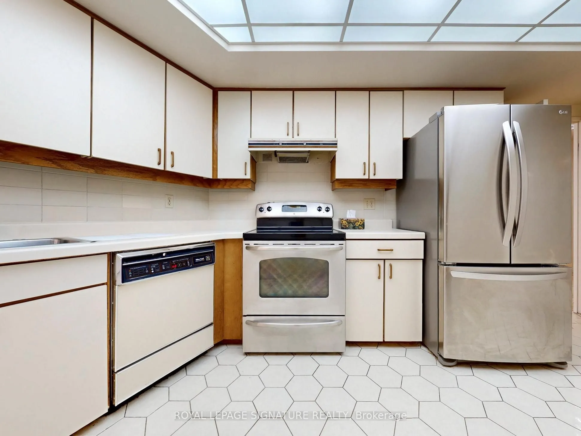 85 Skymark Drive #1001
