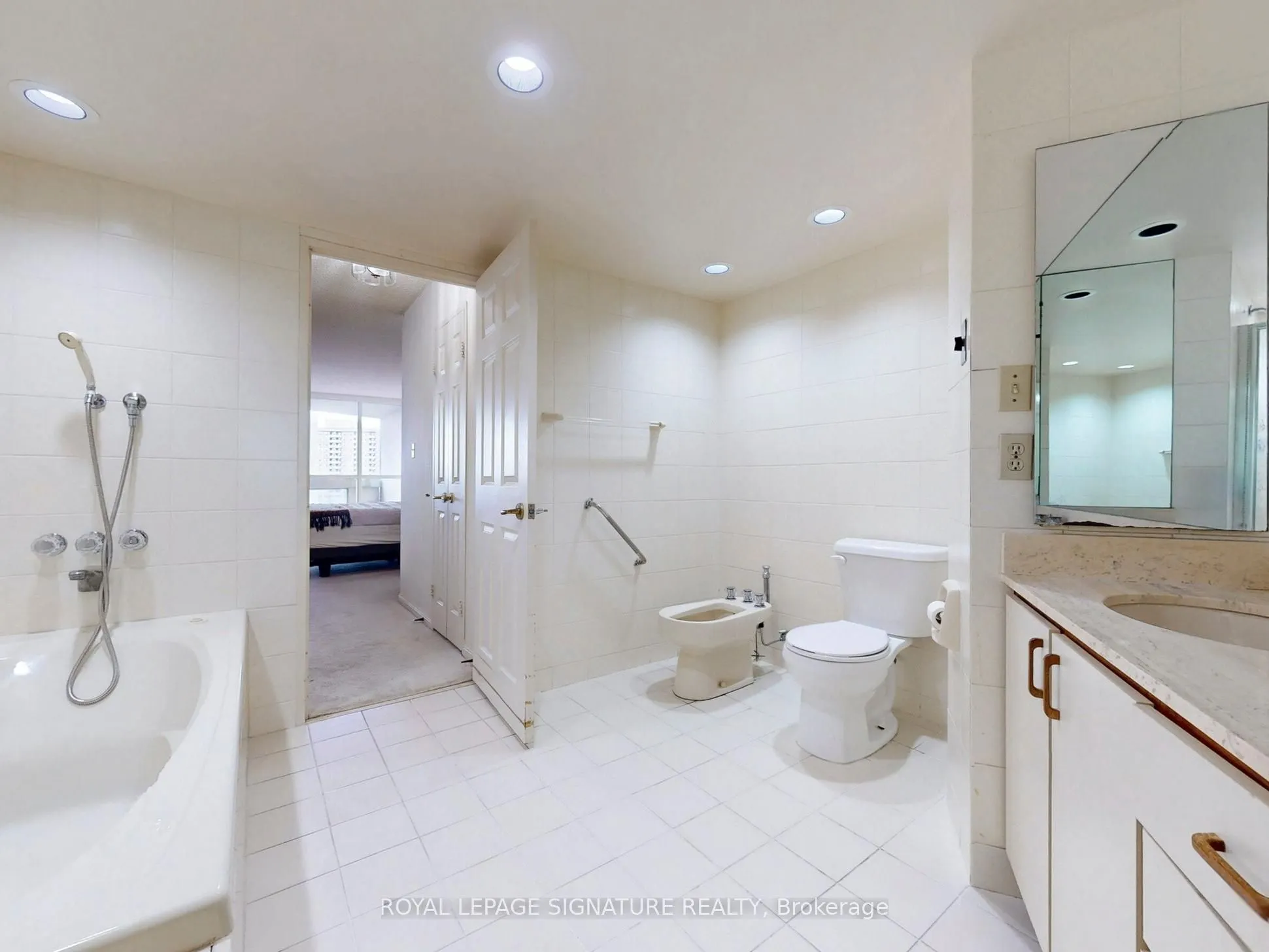 85 Skymark Drive #1001