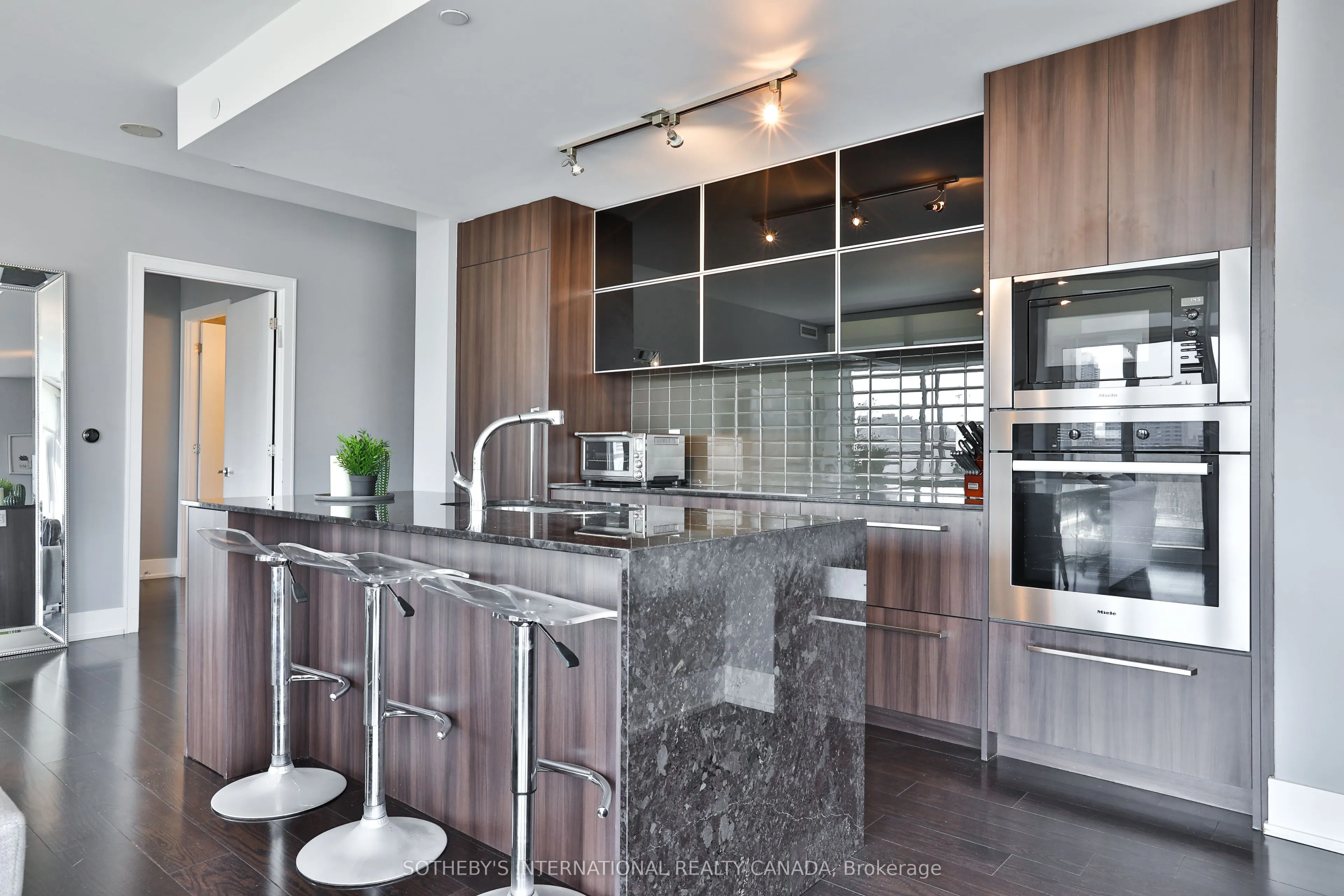 170 Avenue Road #811
