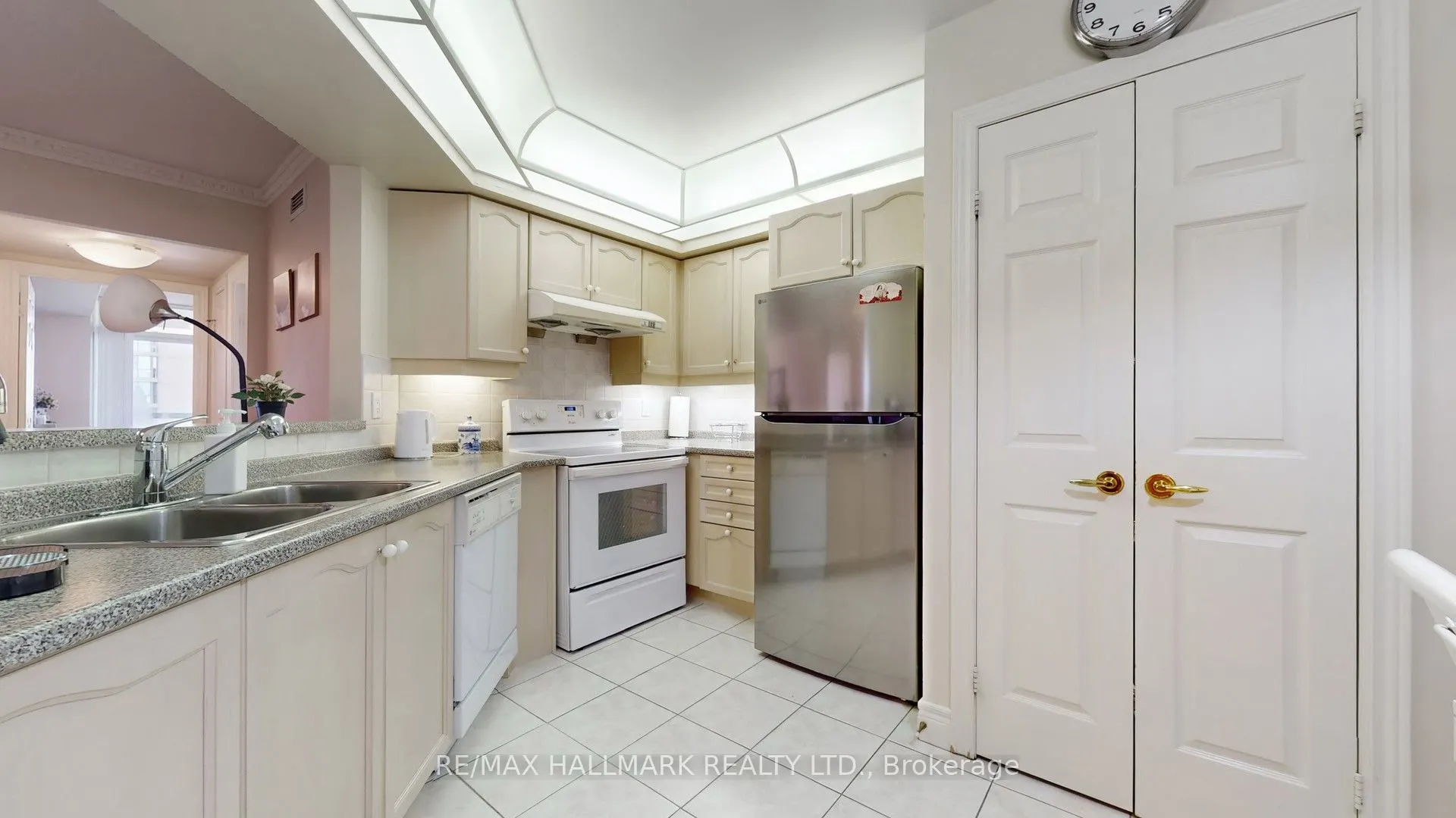 89 Skymark Drive #1610