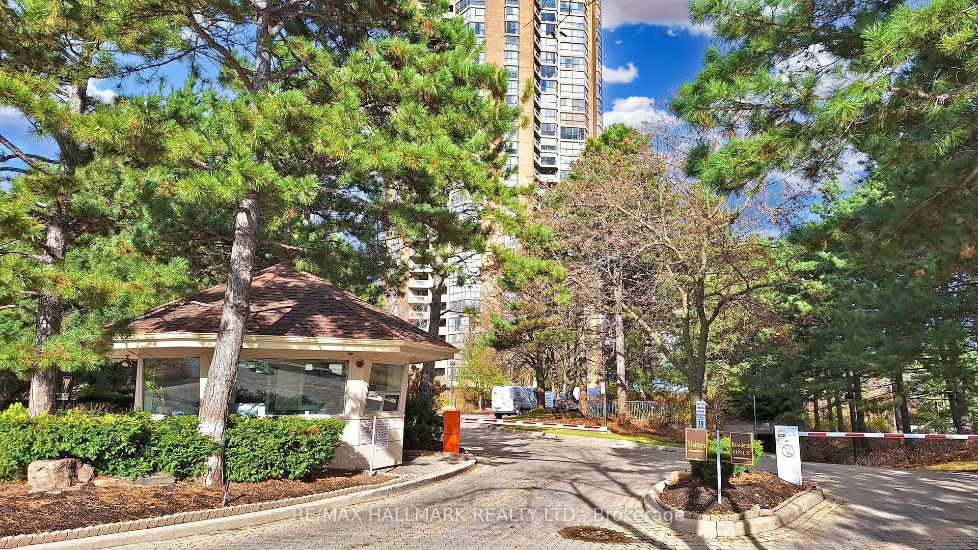 89 Skymark Drive #1610
