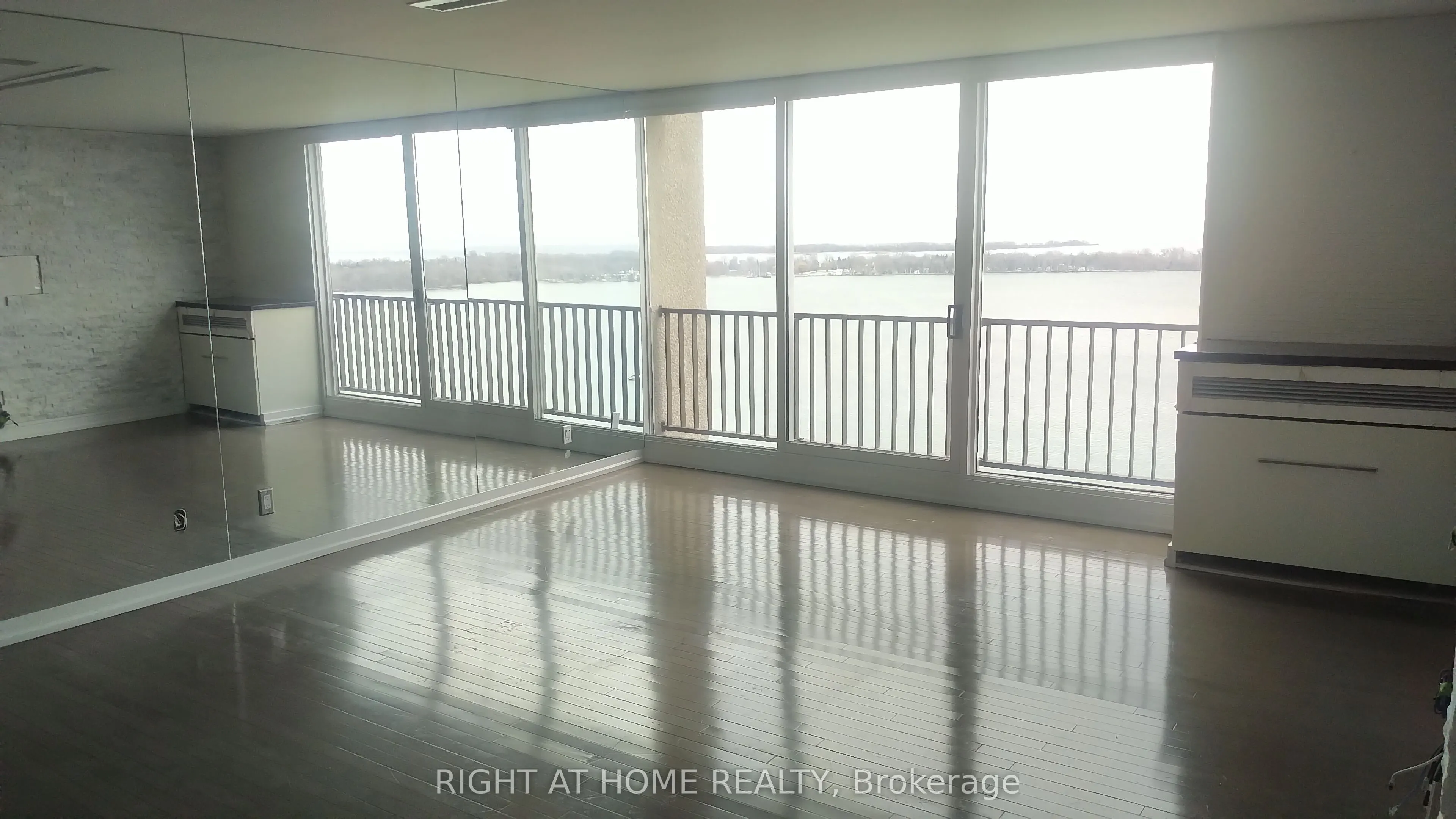 33 Harbour Square #2803