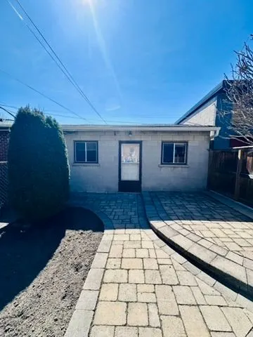382 Roxton Road