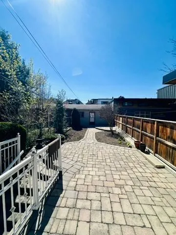 382 Roxton Road