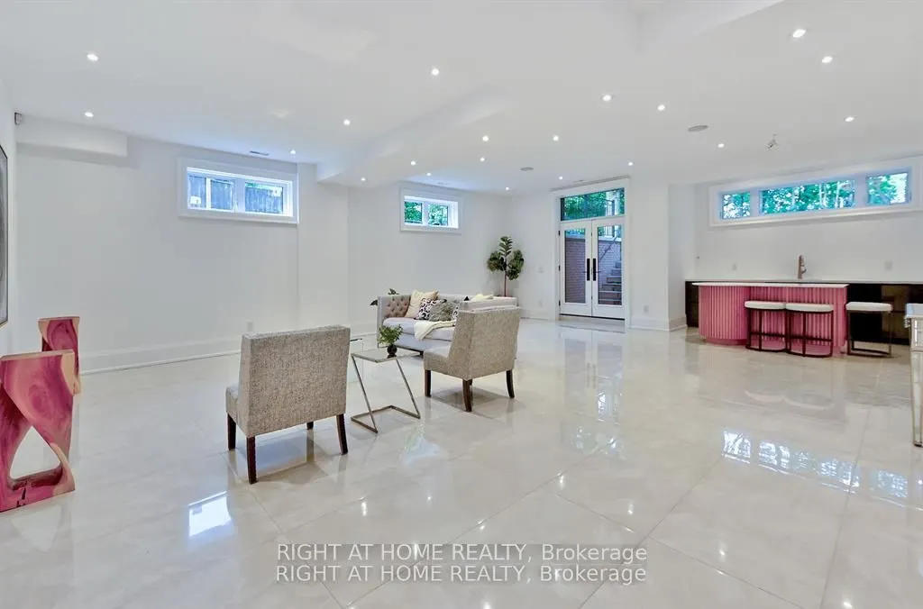 27 Hurlingham Crescent