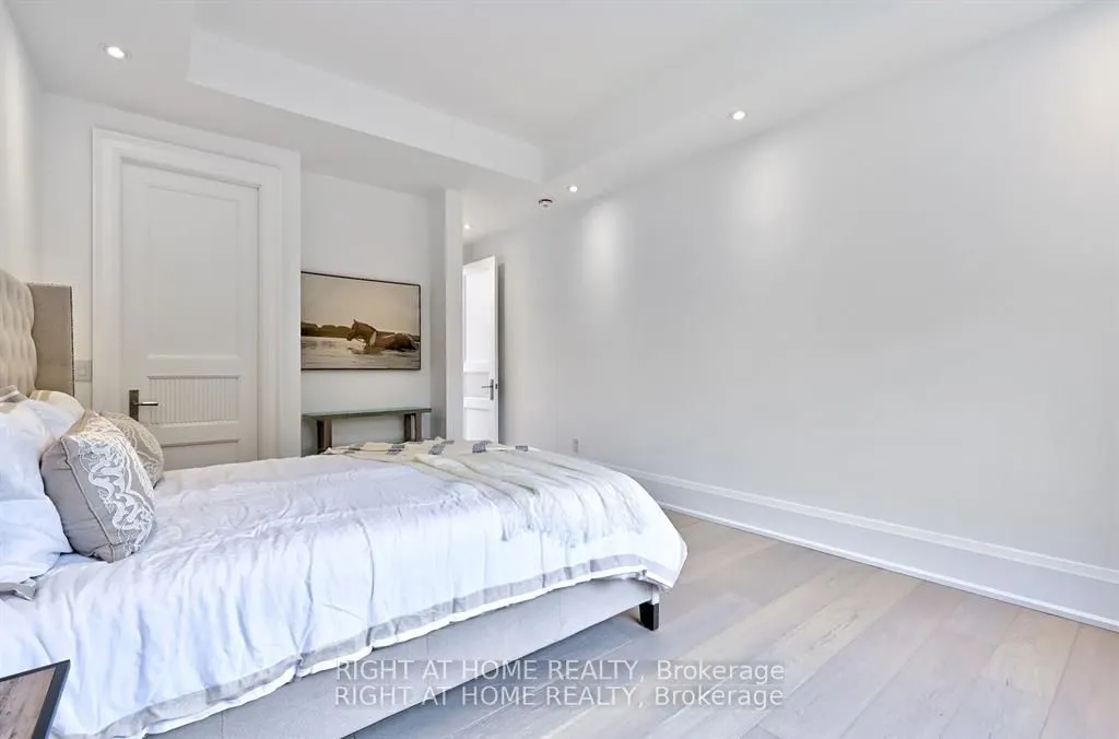 27 Hurlingham Crescent