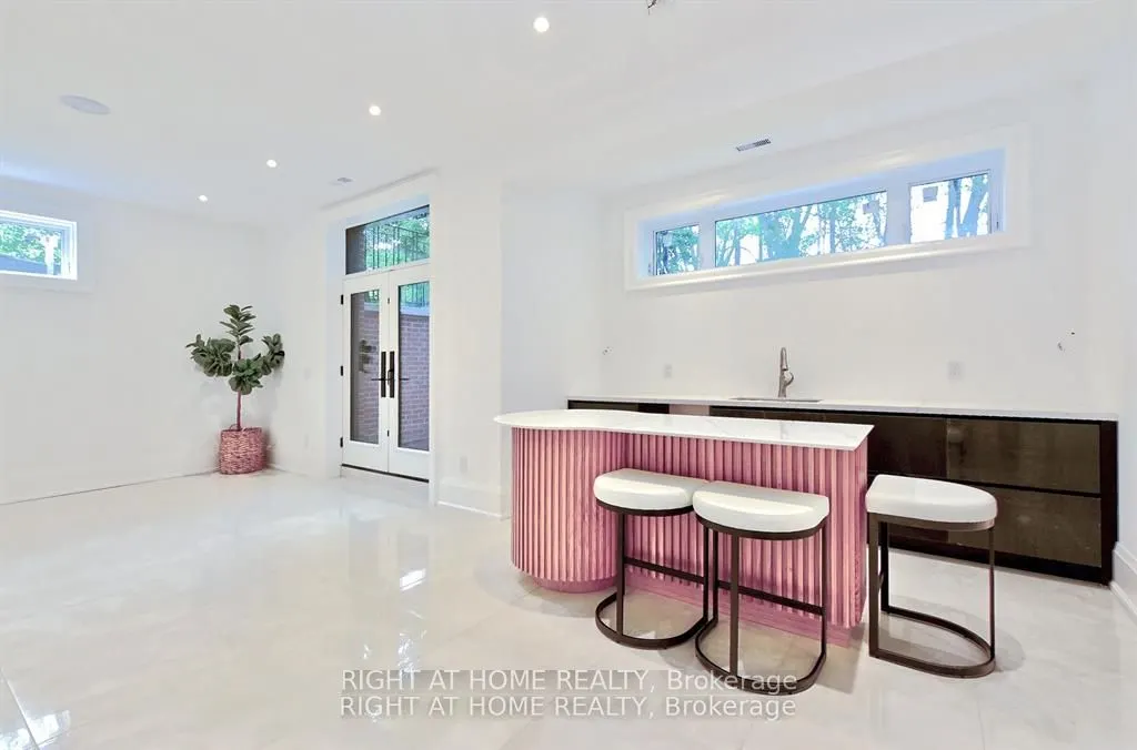 27 Hurlingham Crescent