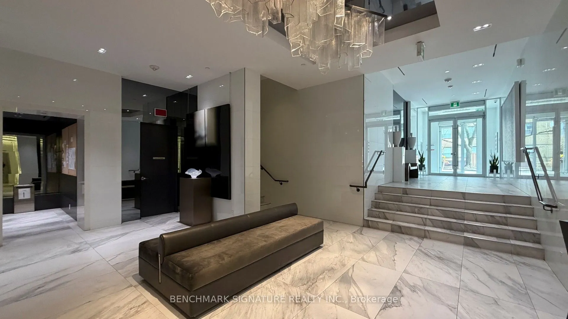 6 Parkwood Avenue #Th106