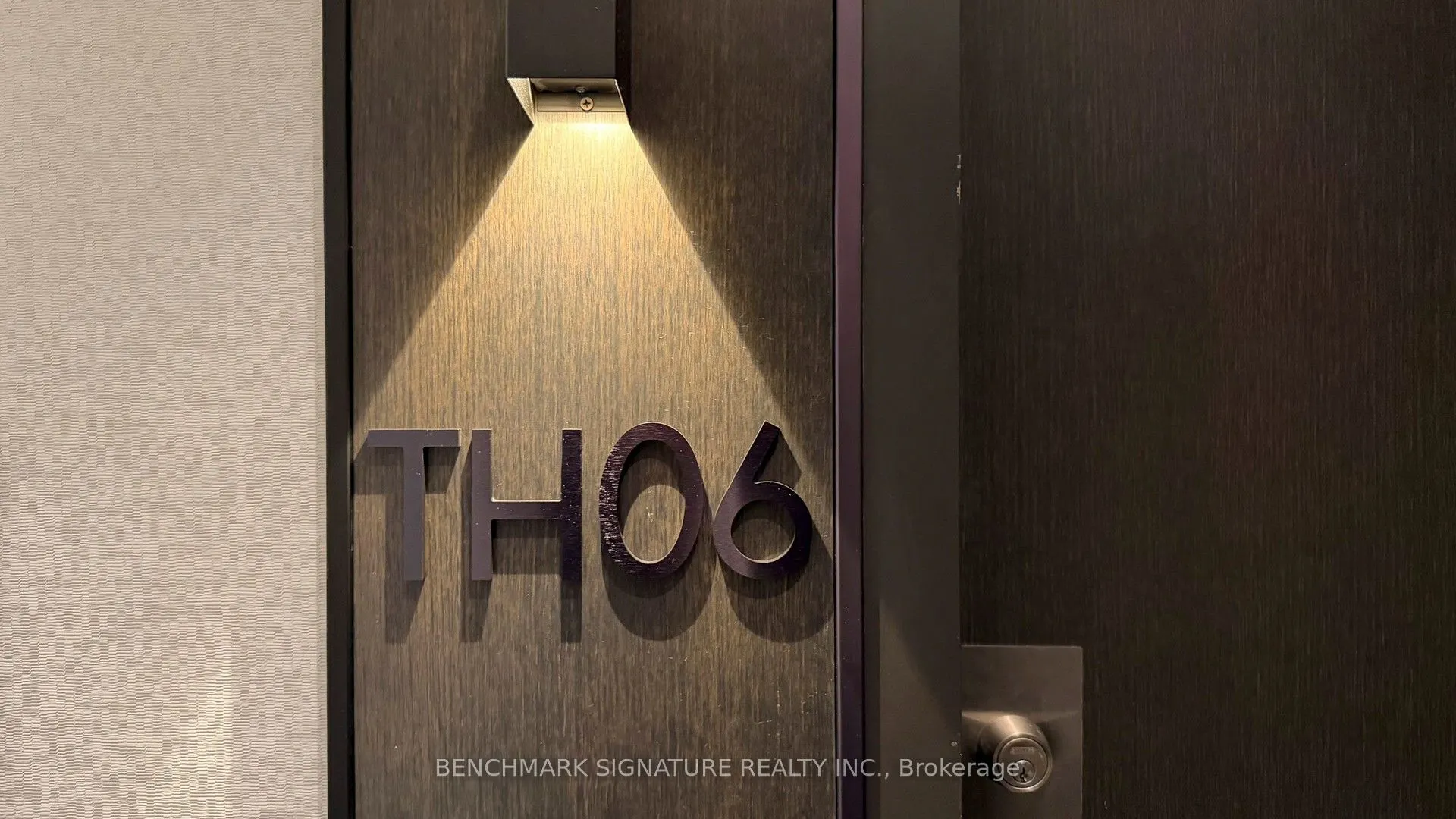 6 Parkwood Avenue #Th106