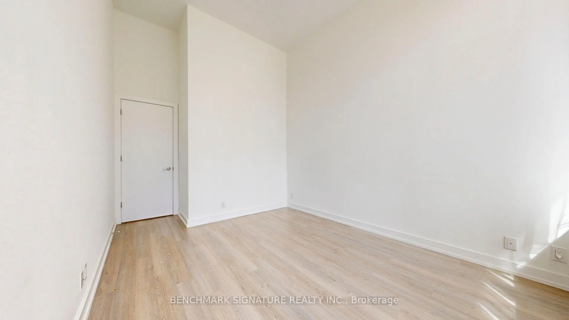6 Parkwood Avenue #Th106