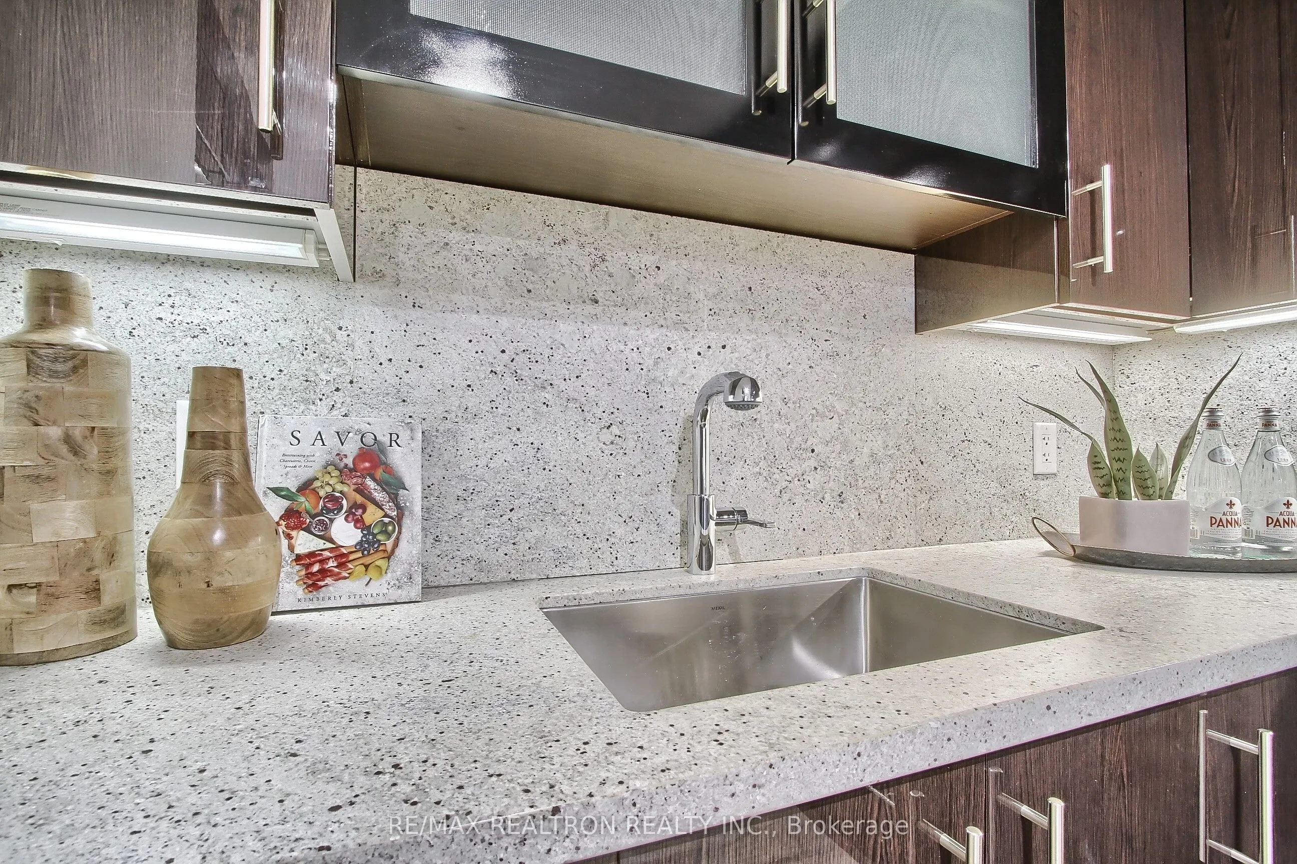 55A Avenue Road #406