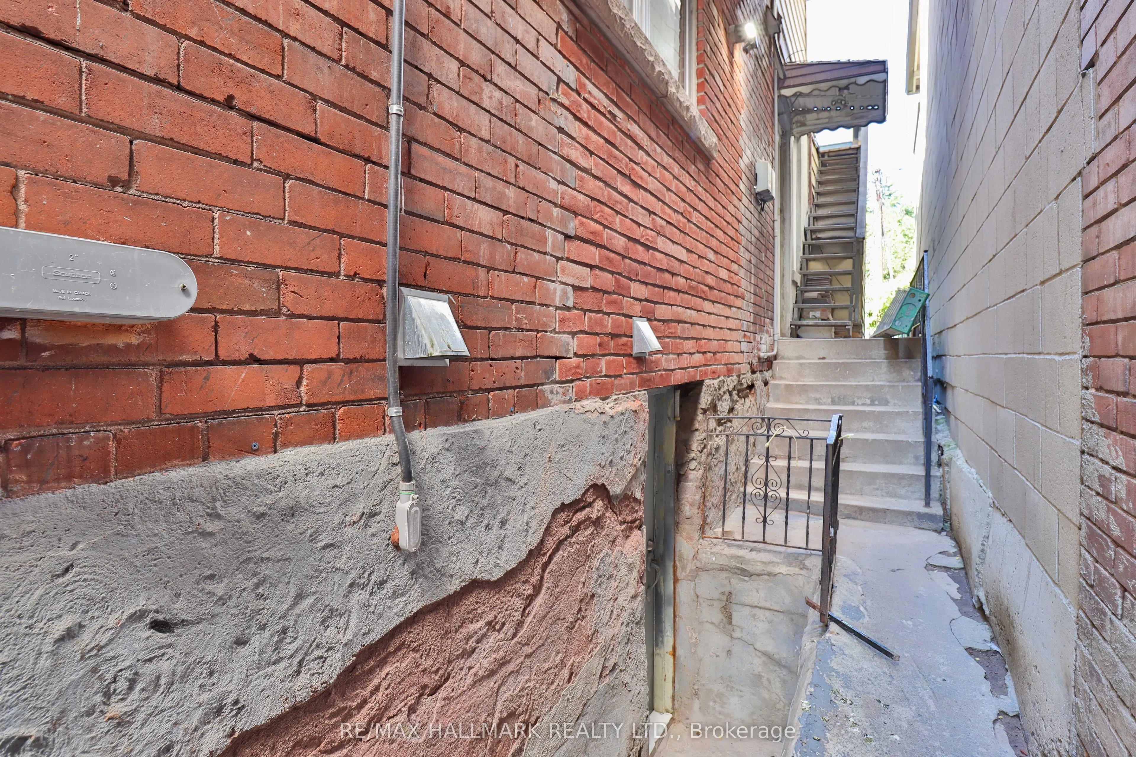 880 College Street #Bsmt