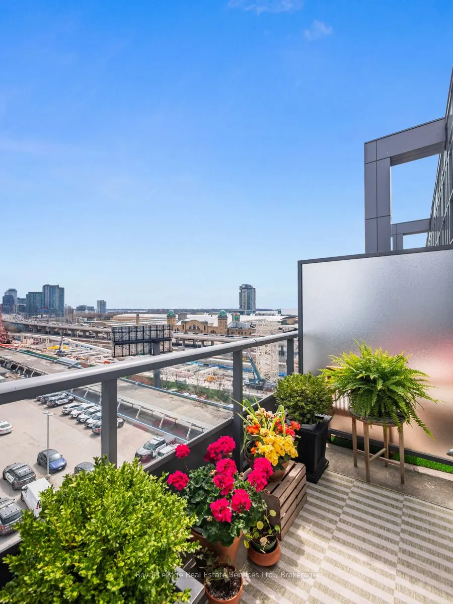 5 Hanna Avenue #729