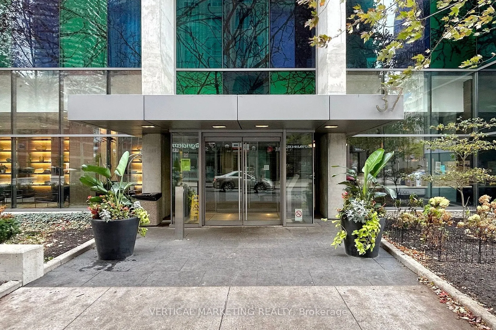 37 Grosvenor Street #2010