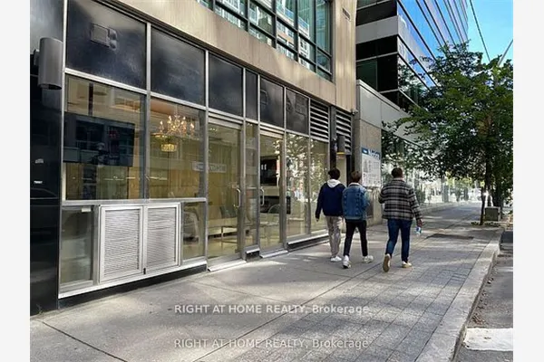 263 Wellington Street W #101