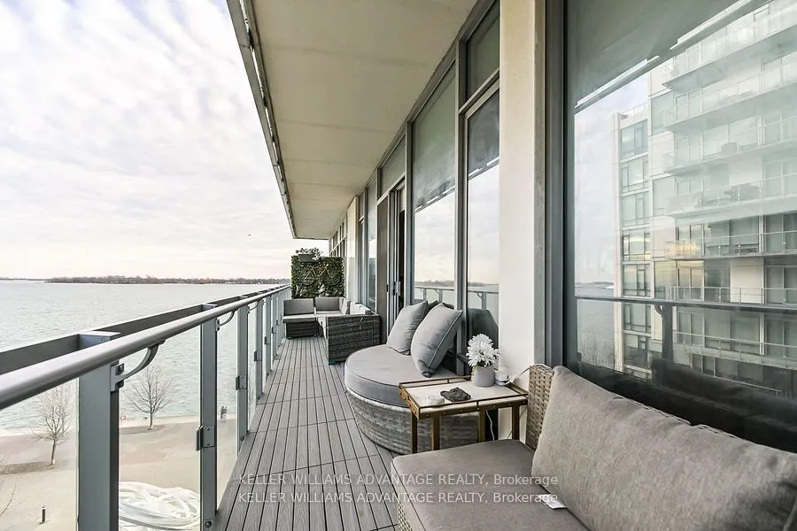 29 Queens Quay E #616