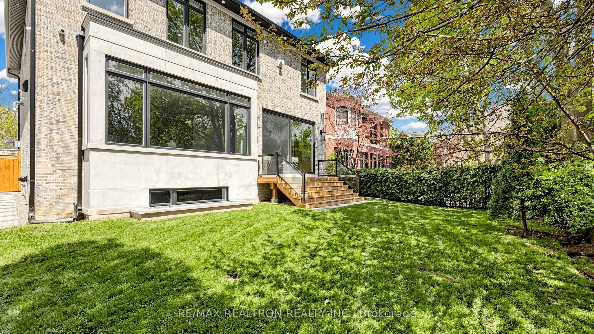 431 Heath Street E