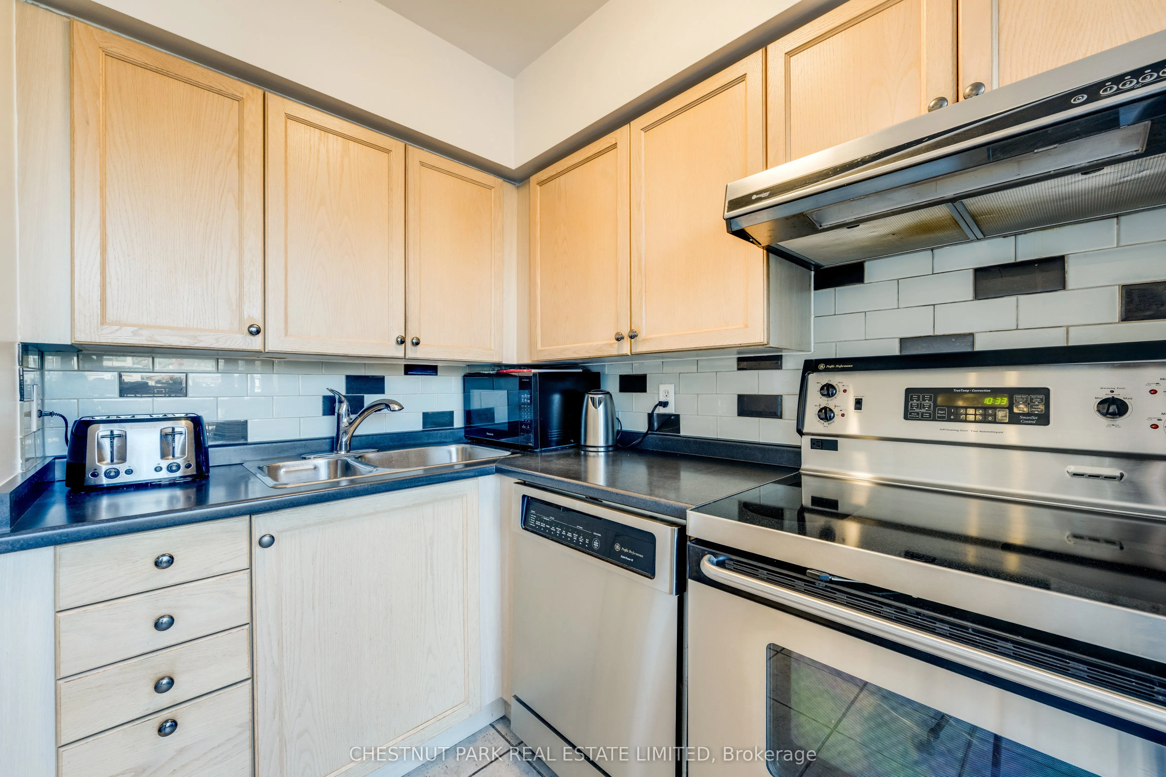 140 Bathurst Street #TH8