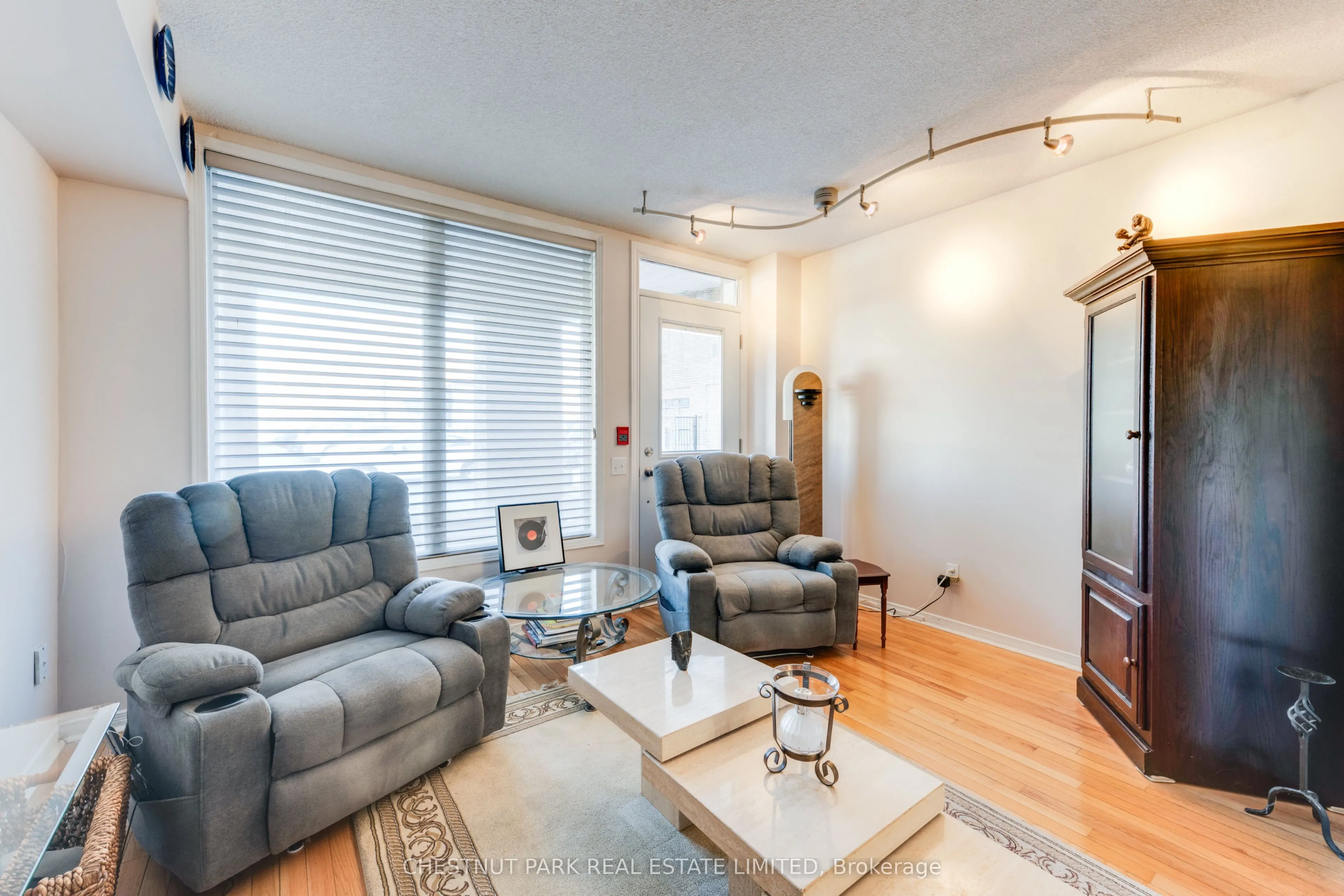 140 Bathurst Street #TH8