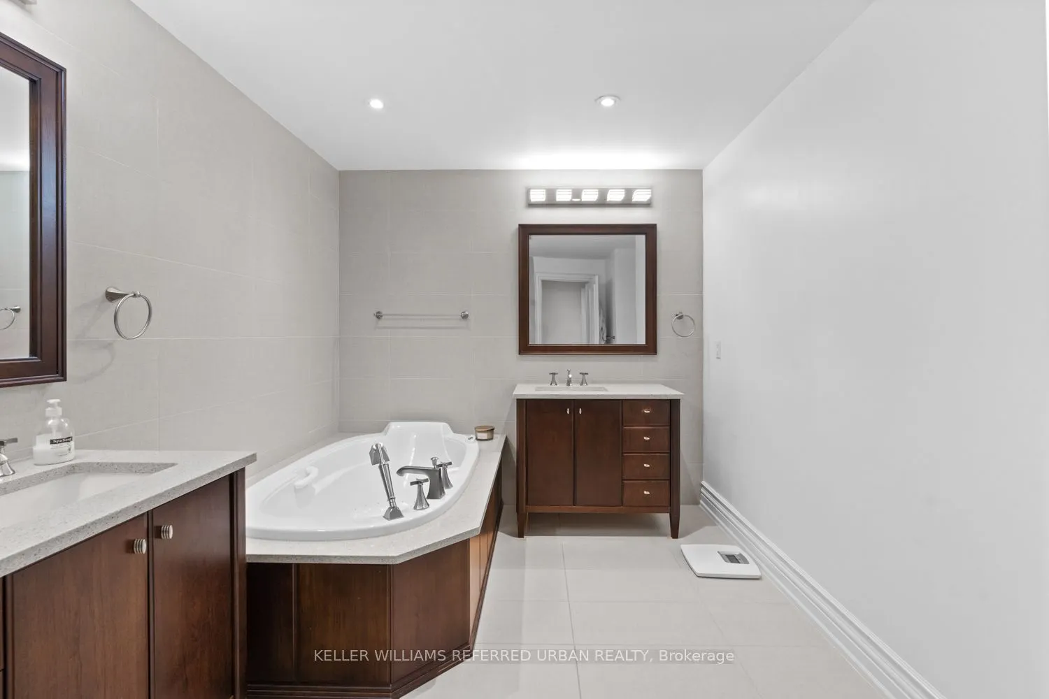 38 Avenue Road #1802
