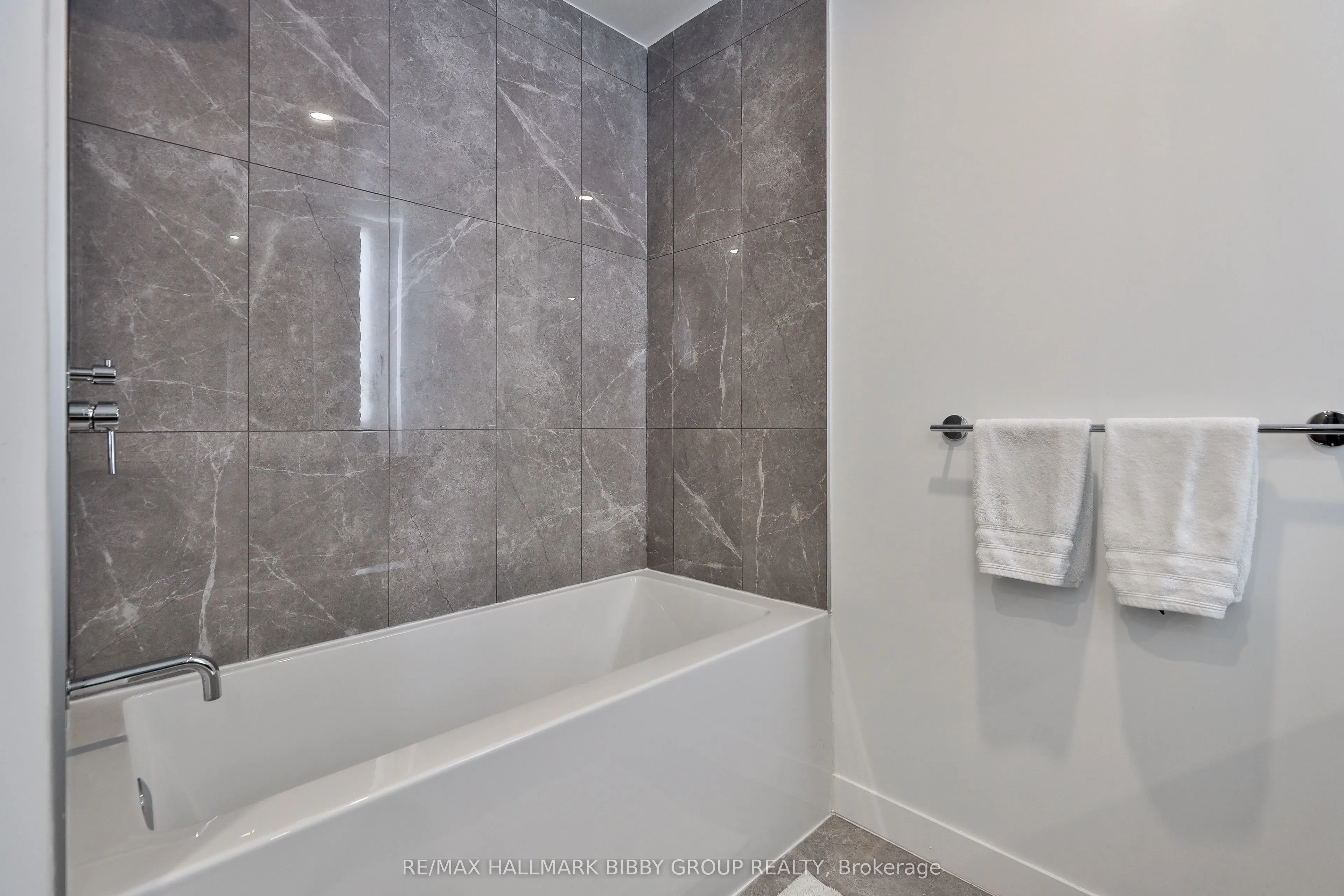 185 Alberta Avenue #1105