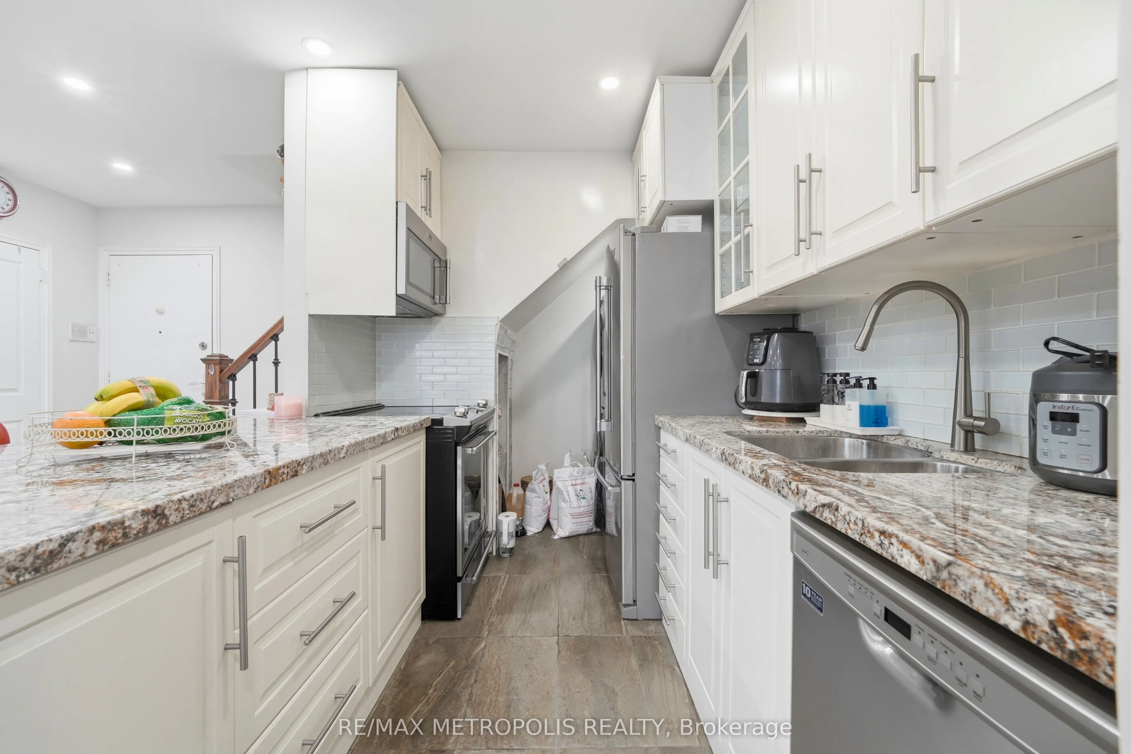 5877 Bathurst Street #205