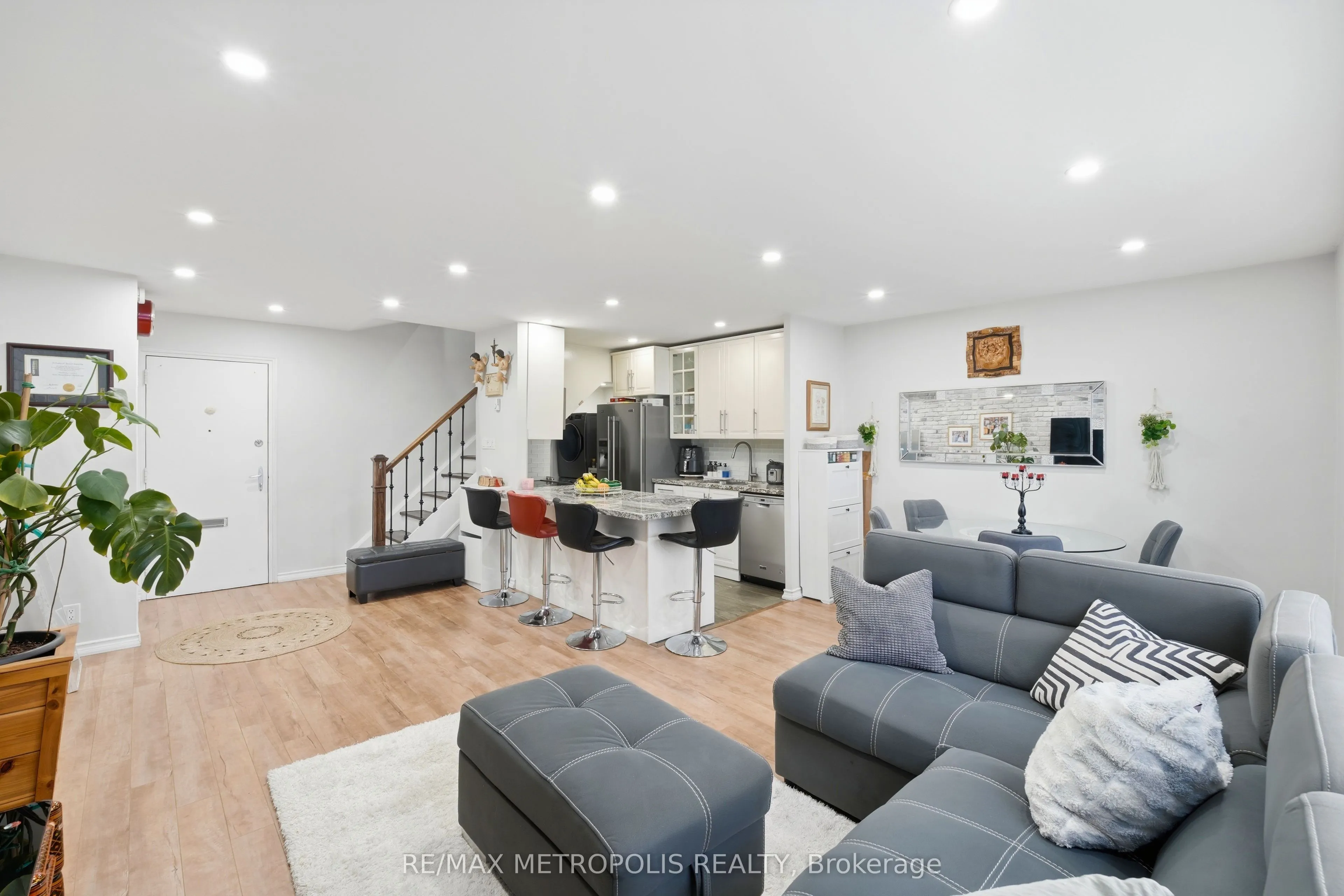5877 Bathurst Street #205