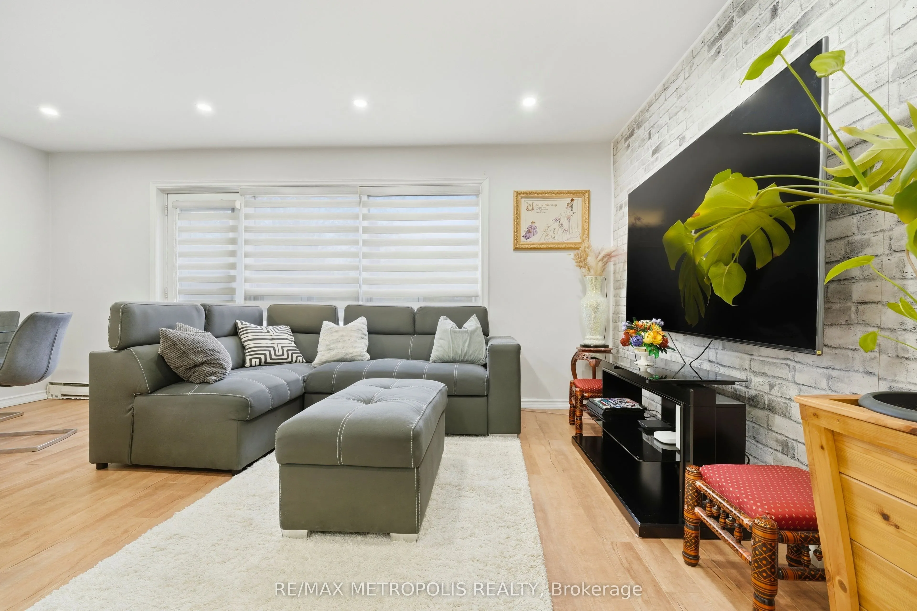 5877 Bathurst Street #205