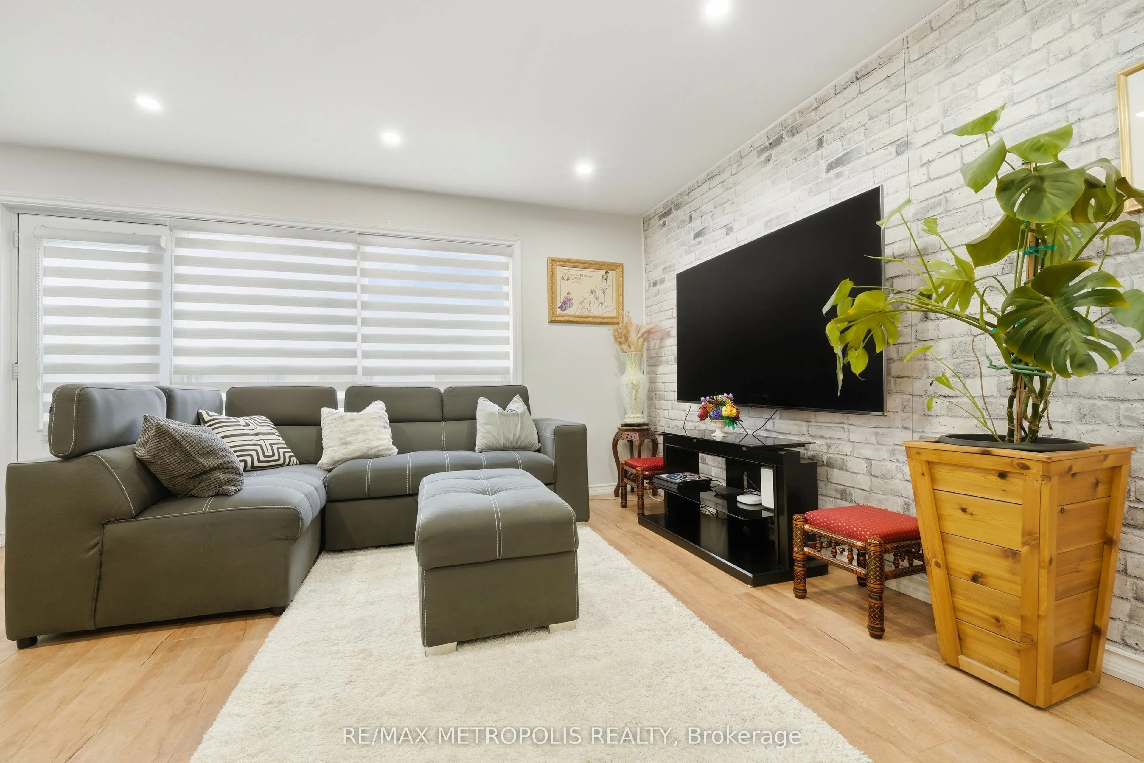 5877 Bathurst Street #205
