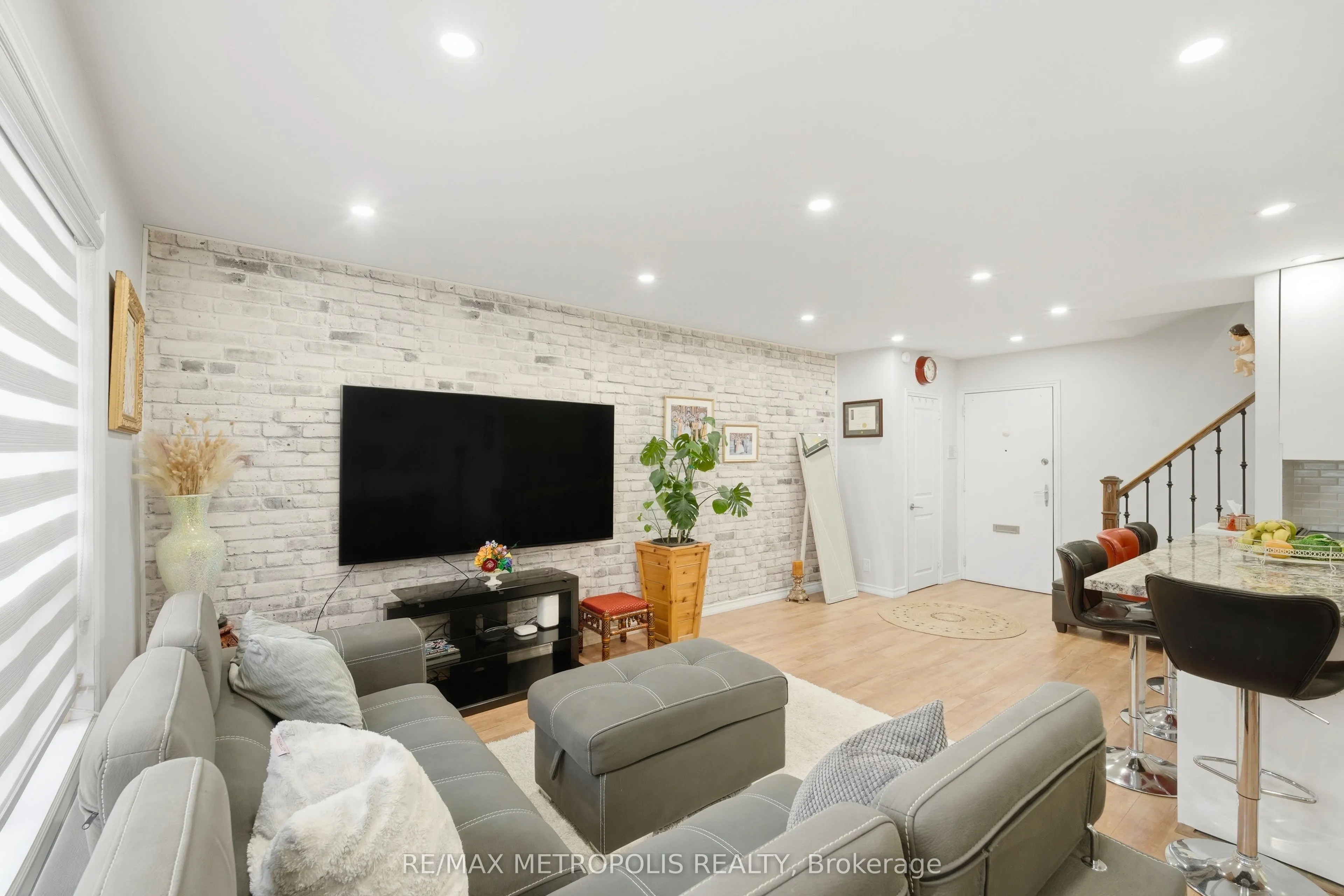 5877 Bathurst Street #205