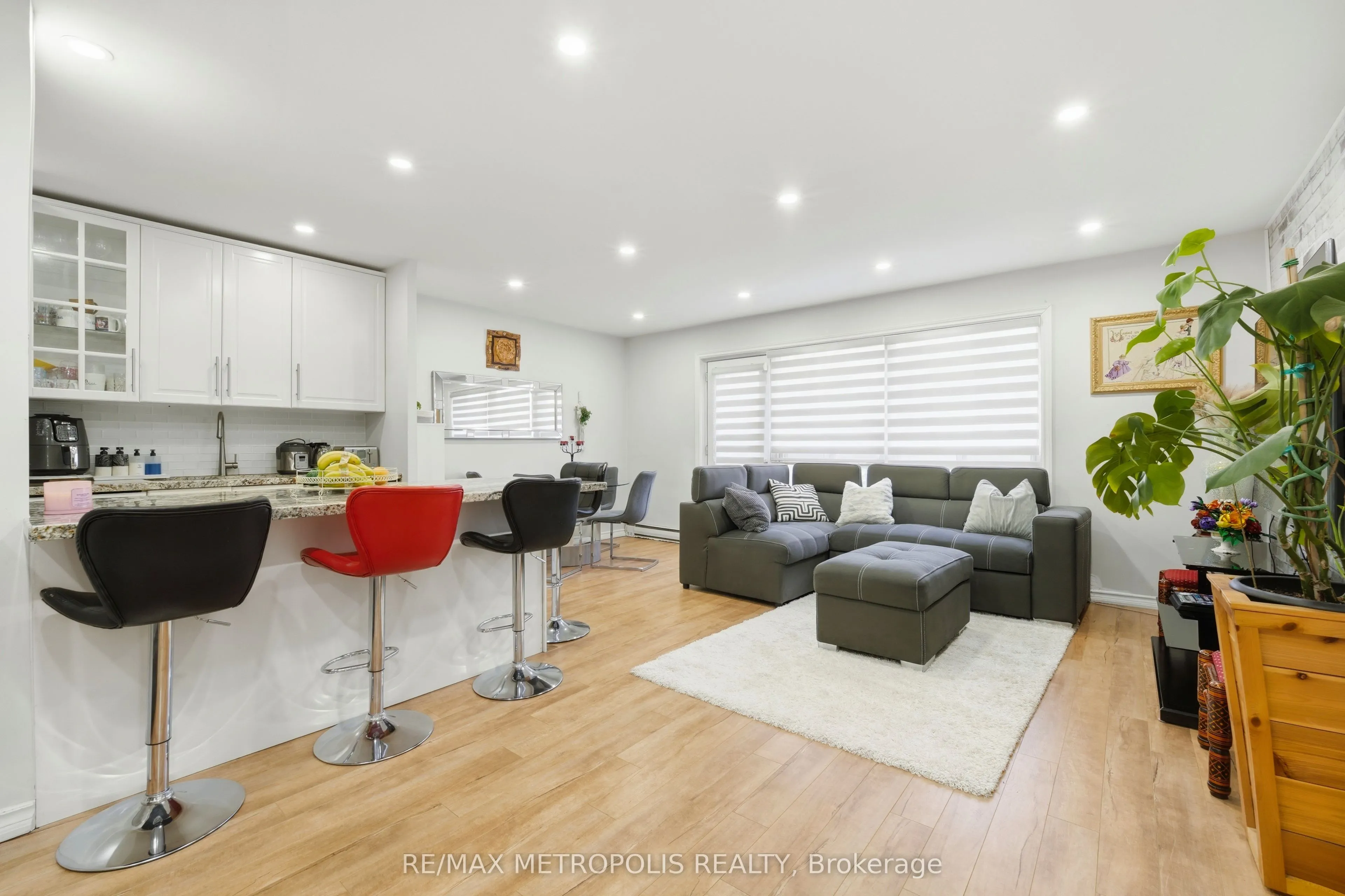 5877 Bathurst Street #205
