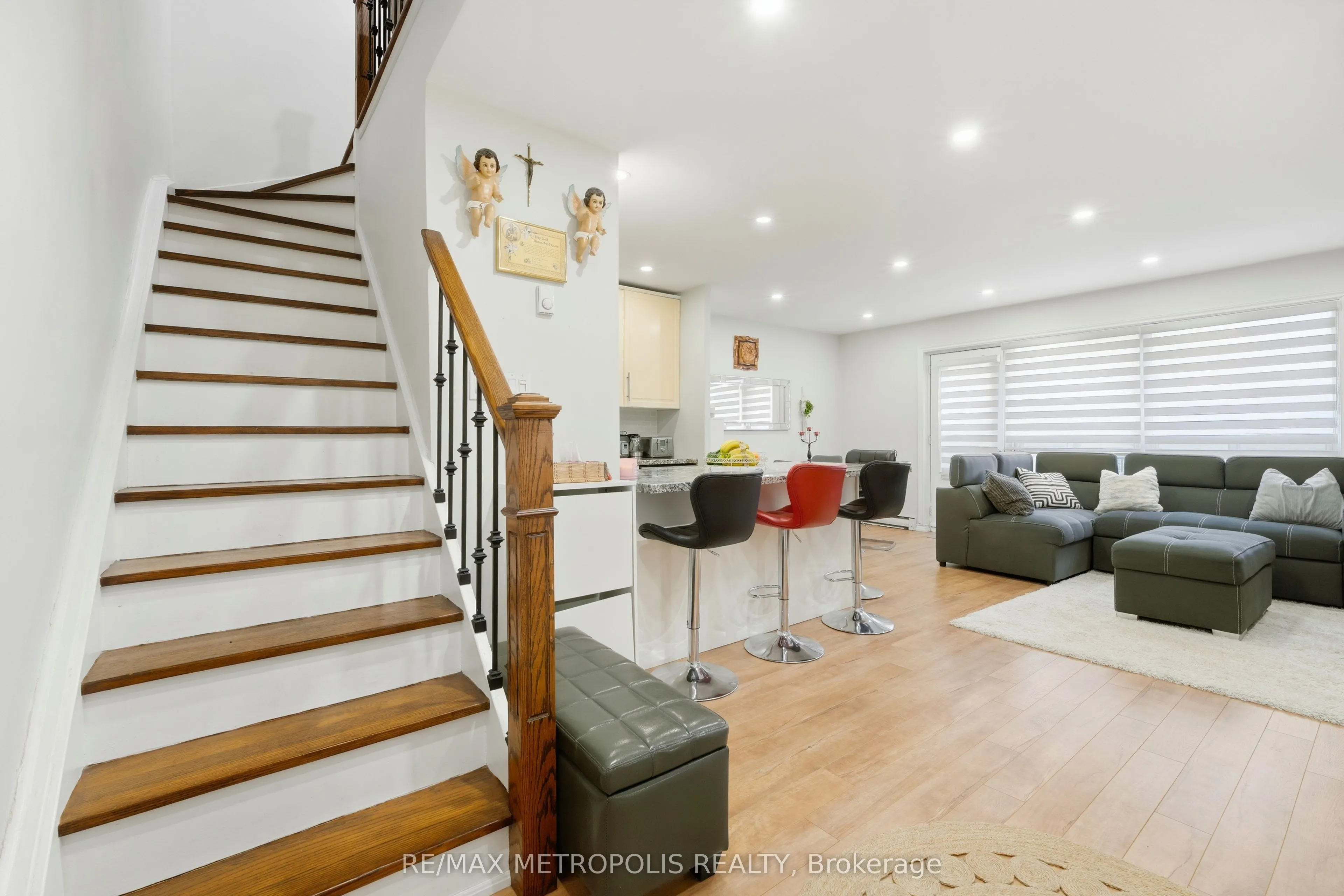 5877 Bathurst Street #205
