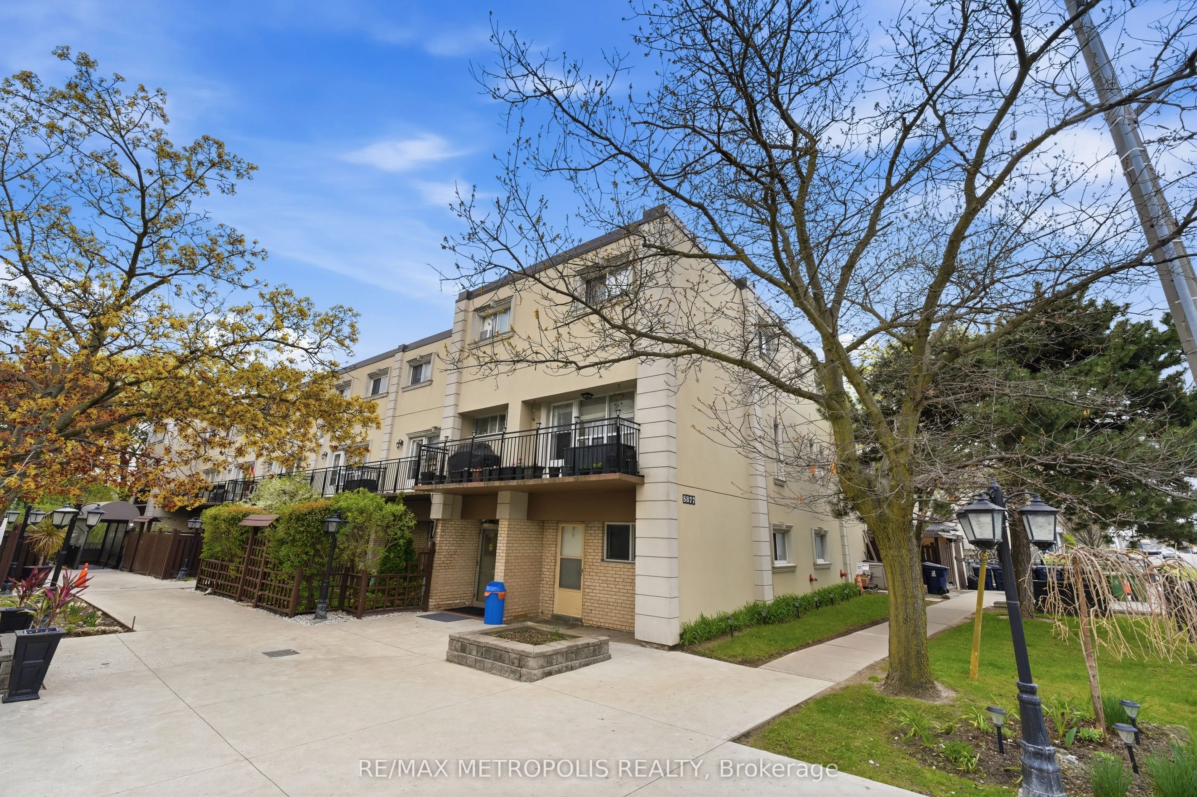 5877 Bathurst Street #205