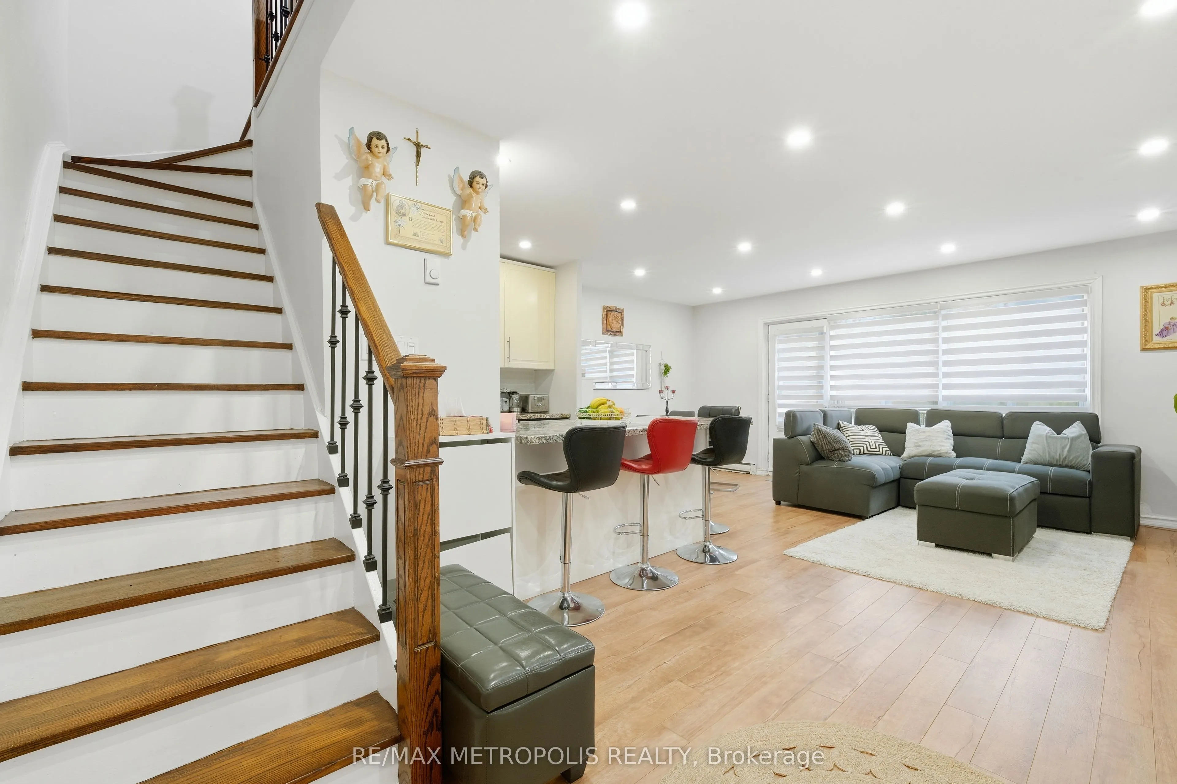 5877 Bathurst Street #205