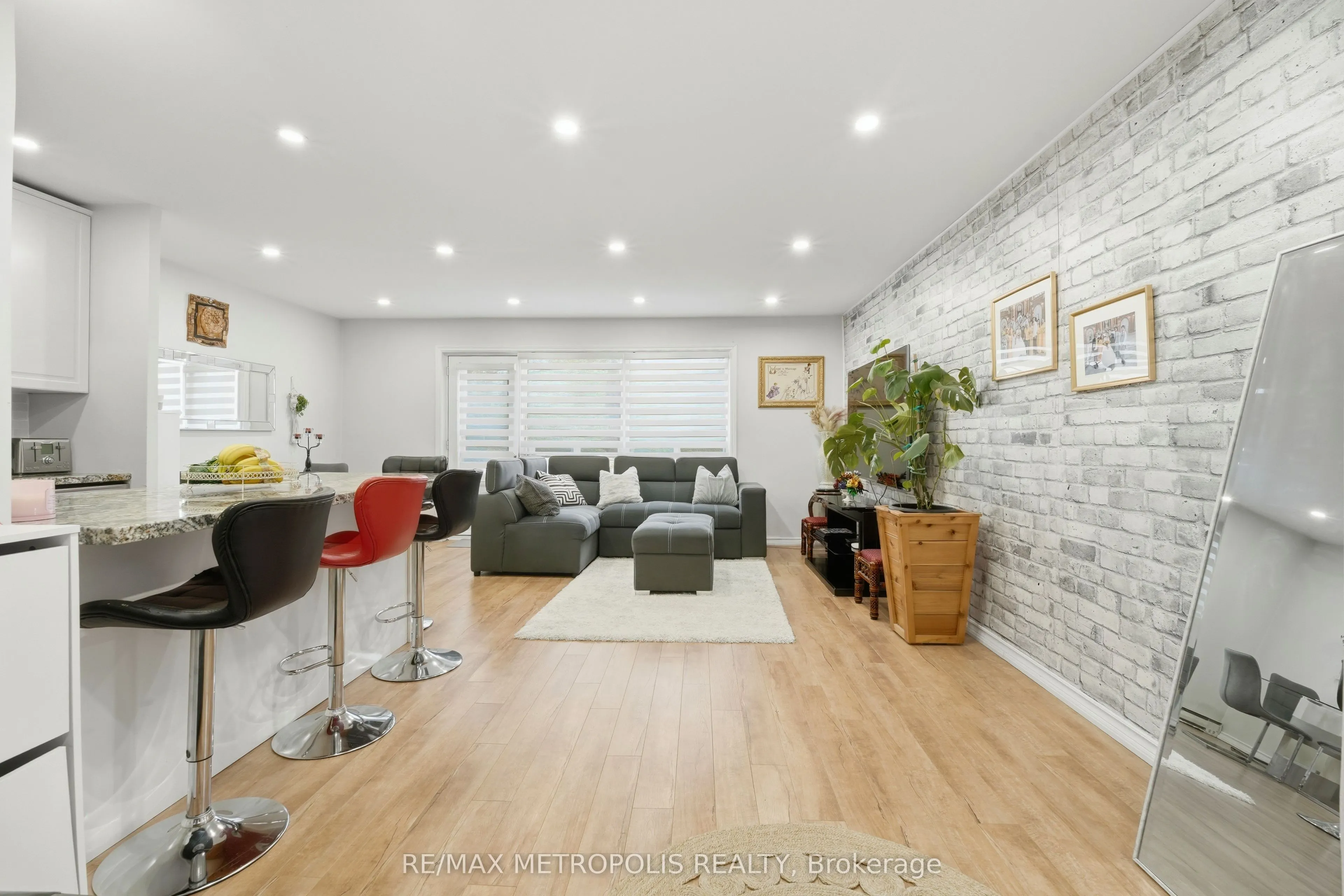 5877 Bathurst Street #205