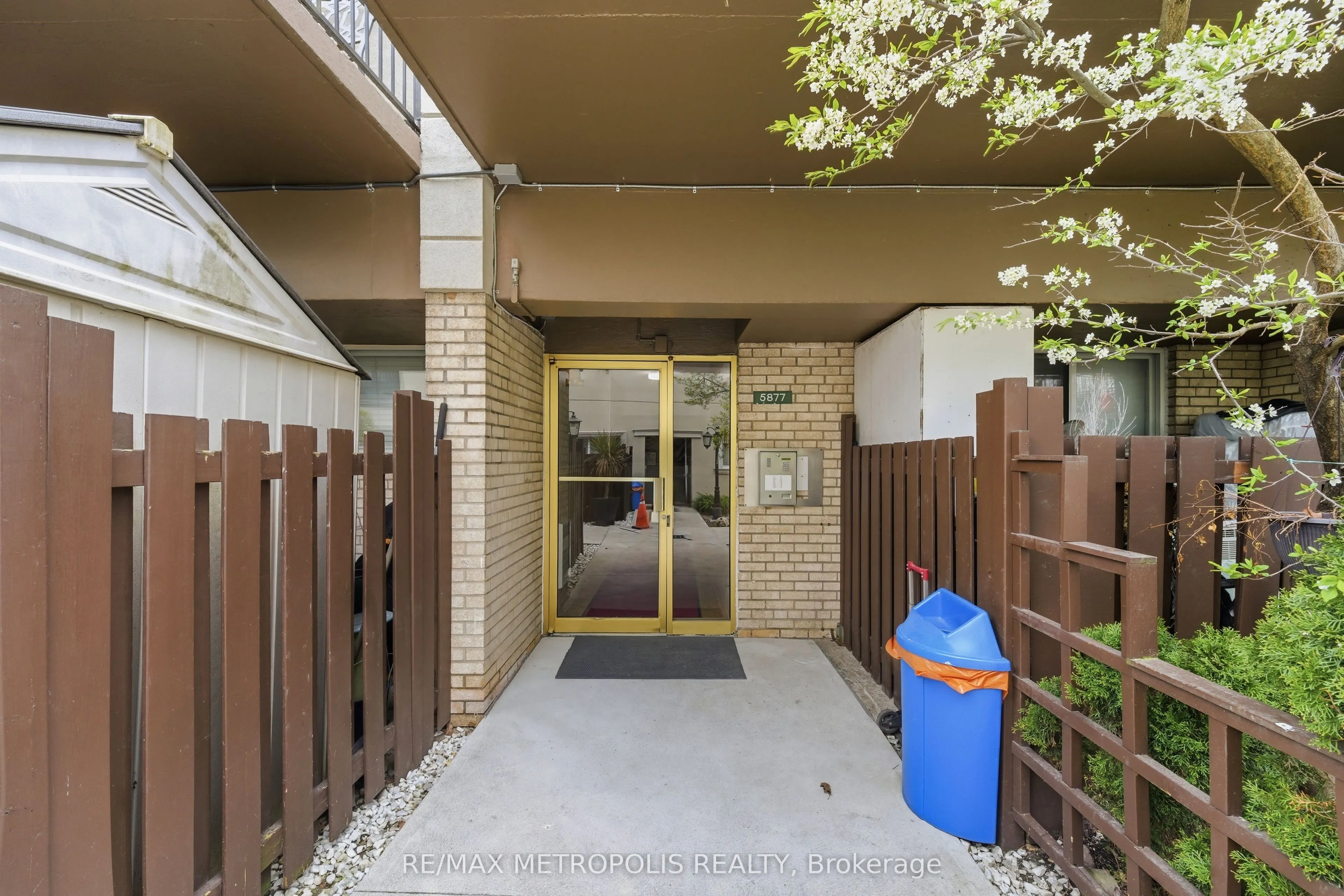 5877 Bathurst Street #205