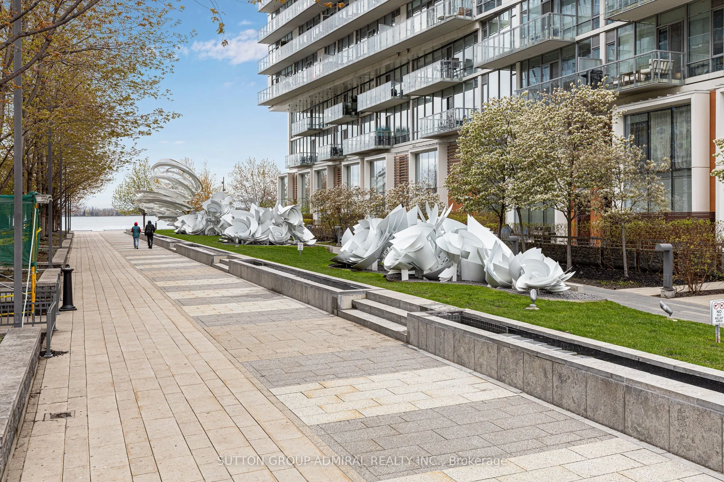 15 Queens Quay E #208