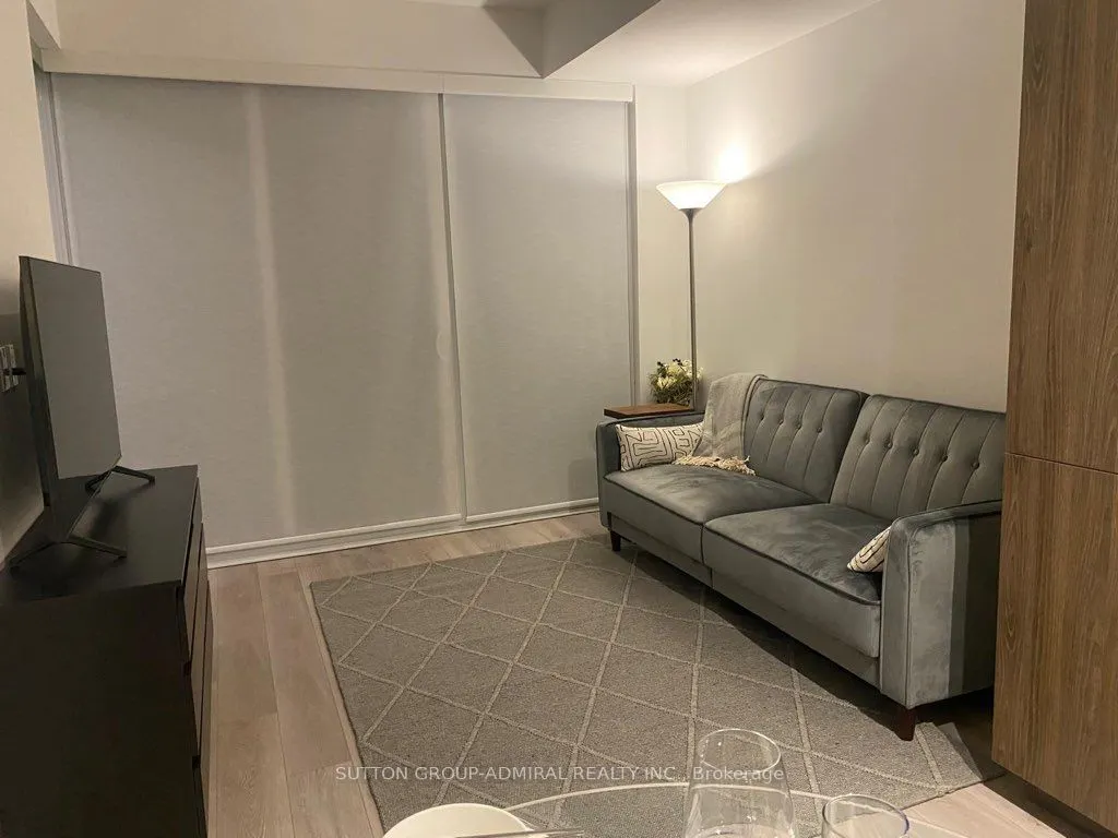 15 Queens Quay E #208