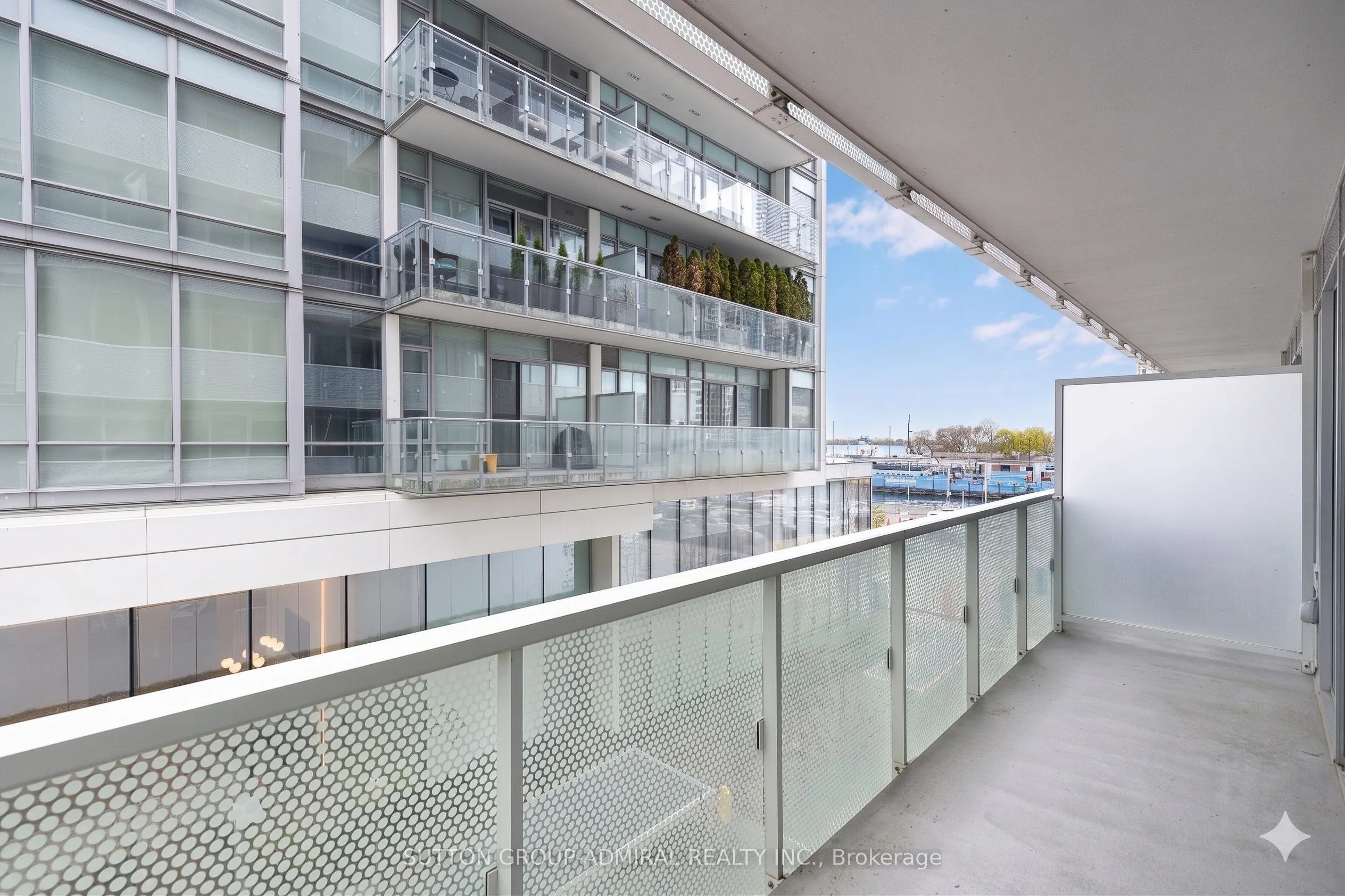 15 Queens Quay E #208