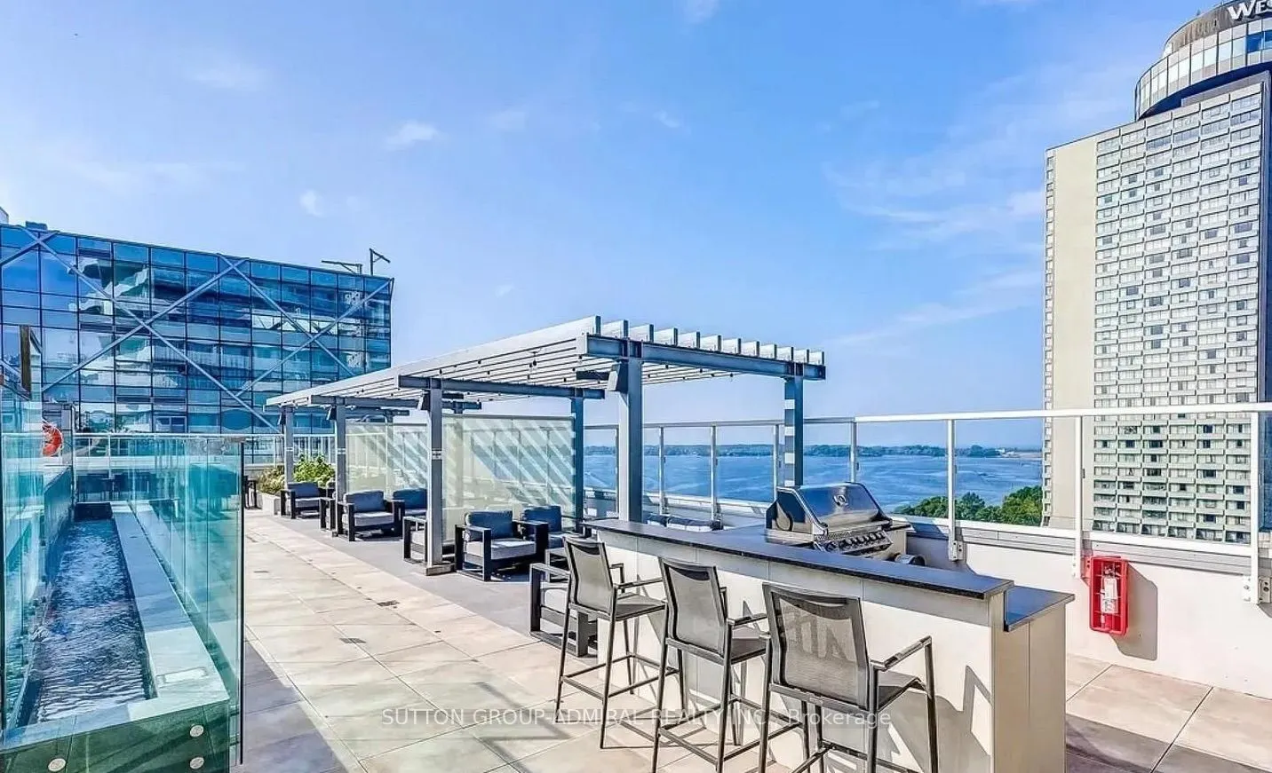 15 Queens Quay E #208
