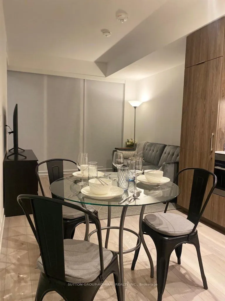 15 Queens Quay E #208
